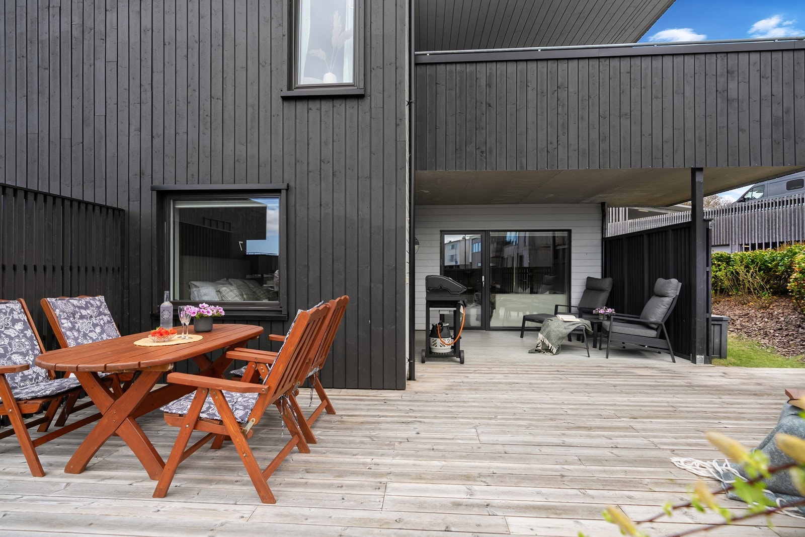 Del av terrasse har takoverbygg som forlenger grillsesongen. Galleribilde
