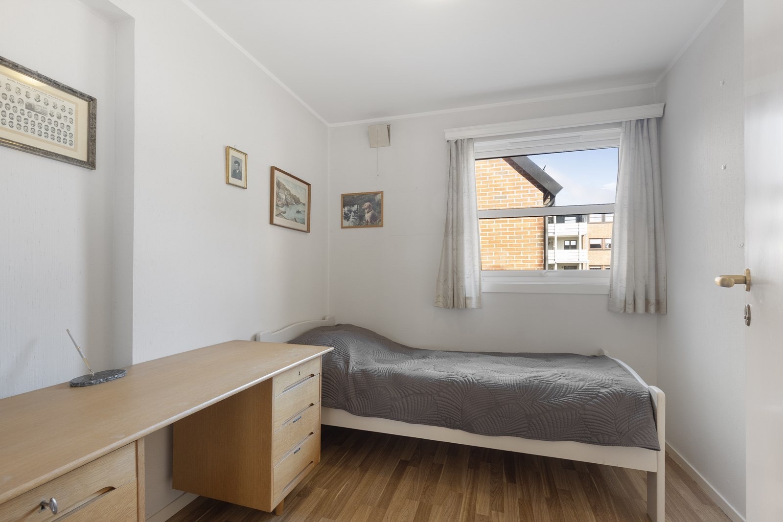Soverom nr. 2 som er lyst og hyggelig med god plass til seng og annen møblering etter ønske. Galleribilde