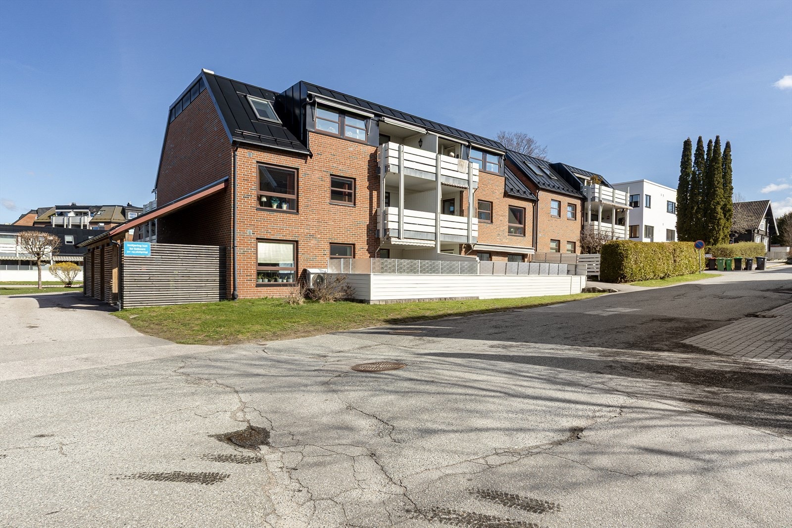 Sameiet har stille og rolige fellesarealer, meget pent opparbeidet med grøntarealer, internveier og felles uteplass. Galleribilde