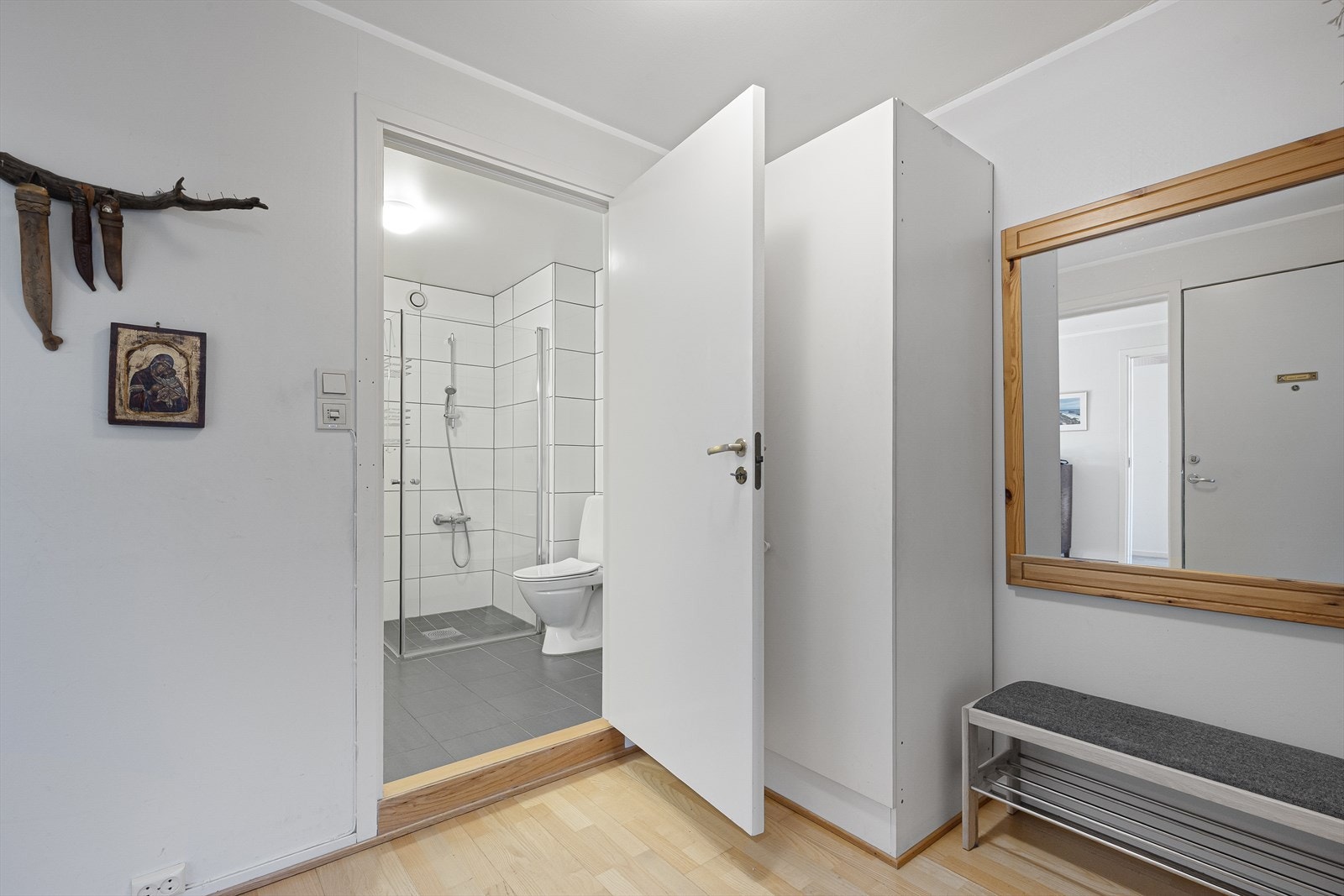 Badet har ventil i himling tilkoblet boligens mekaniske avtrekk. Galleribilde