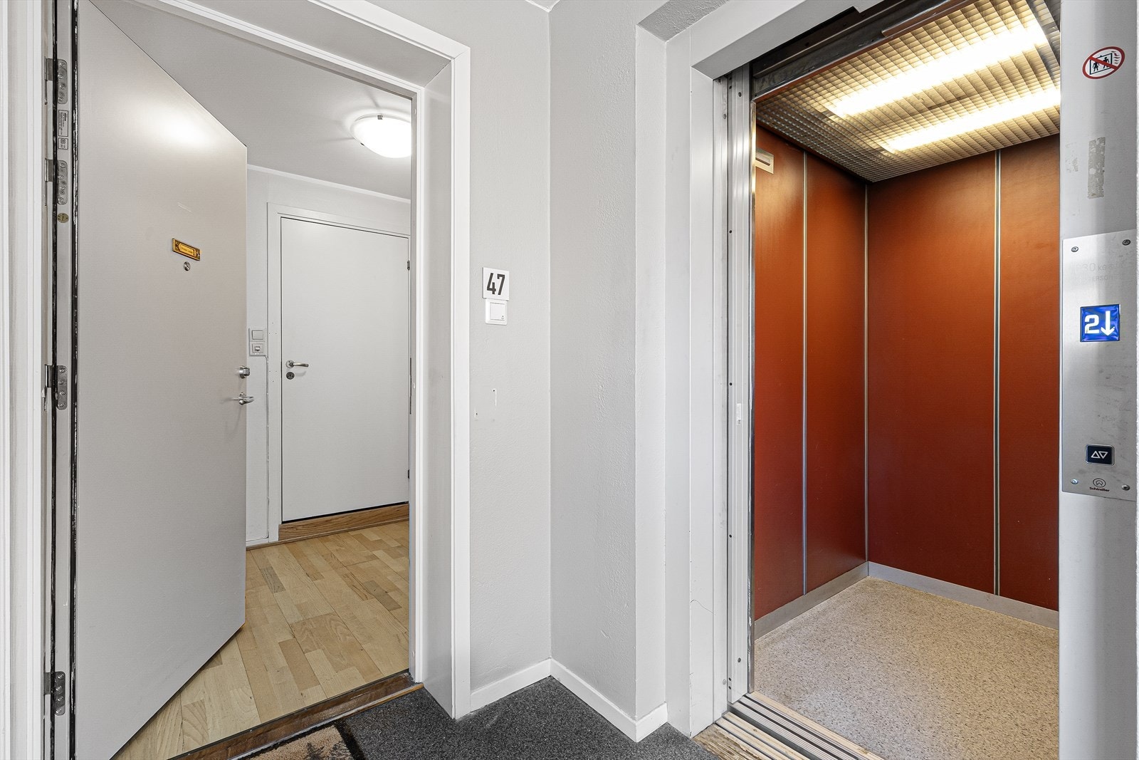 Fra felles trappegang/heis kommer man inn til leilighetens entrè som fremstår lys og hyggelig. Galleribilde