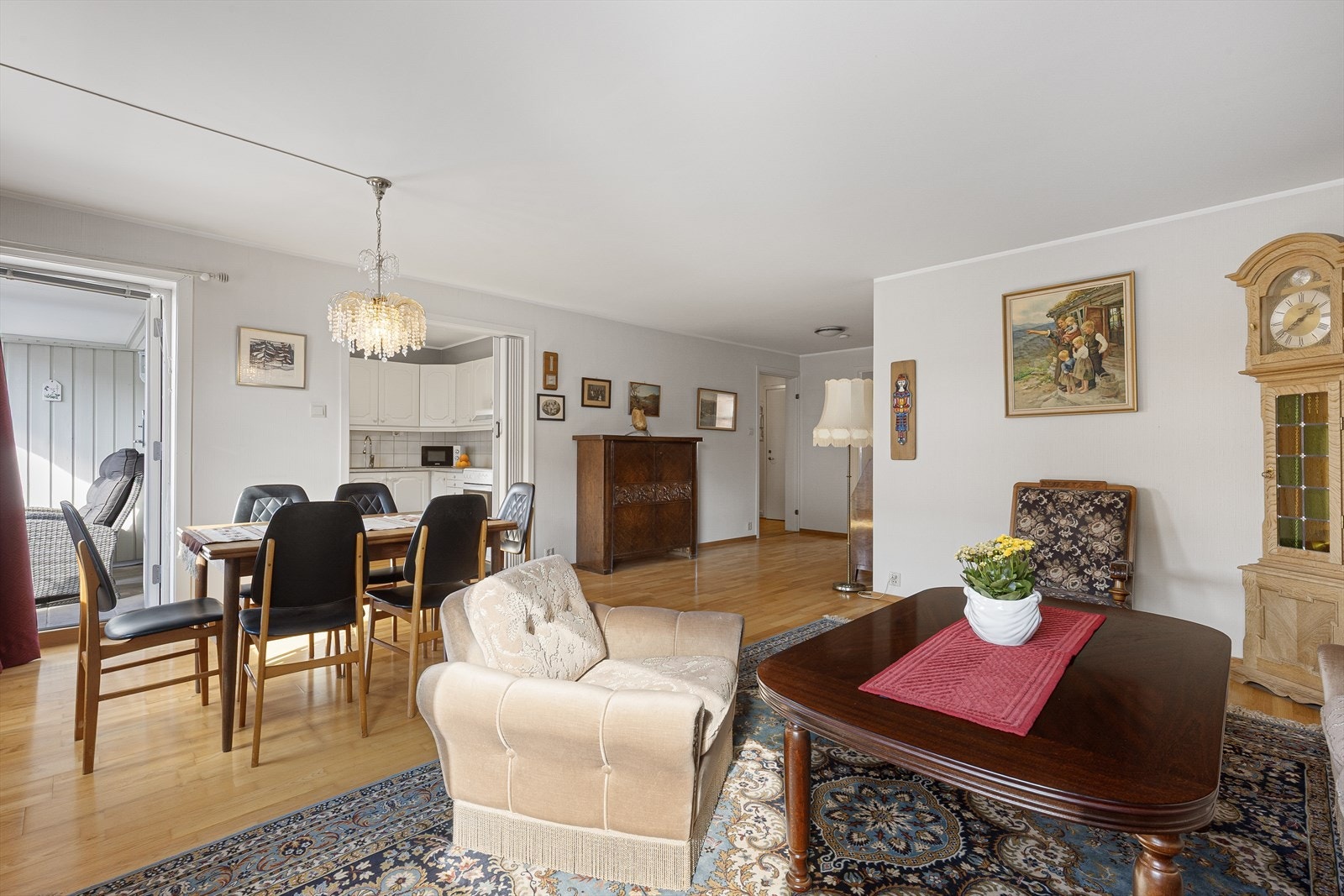 Fra stuen er det utgang til hyggelig veranda. Galleribilde