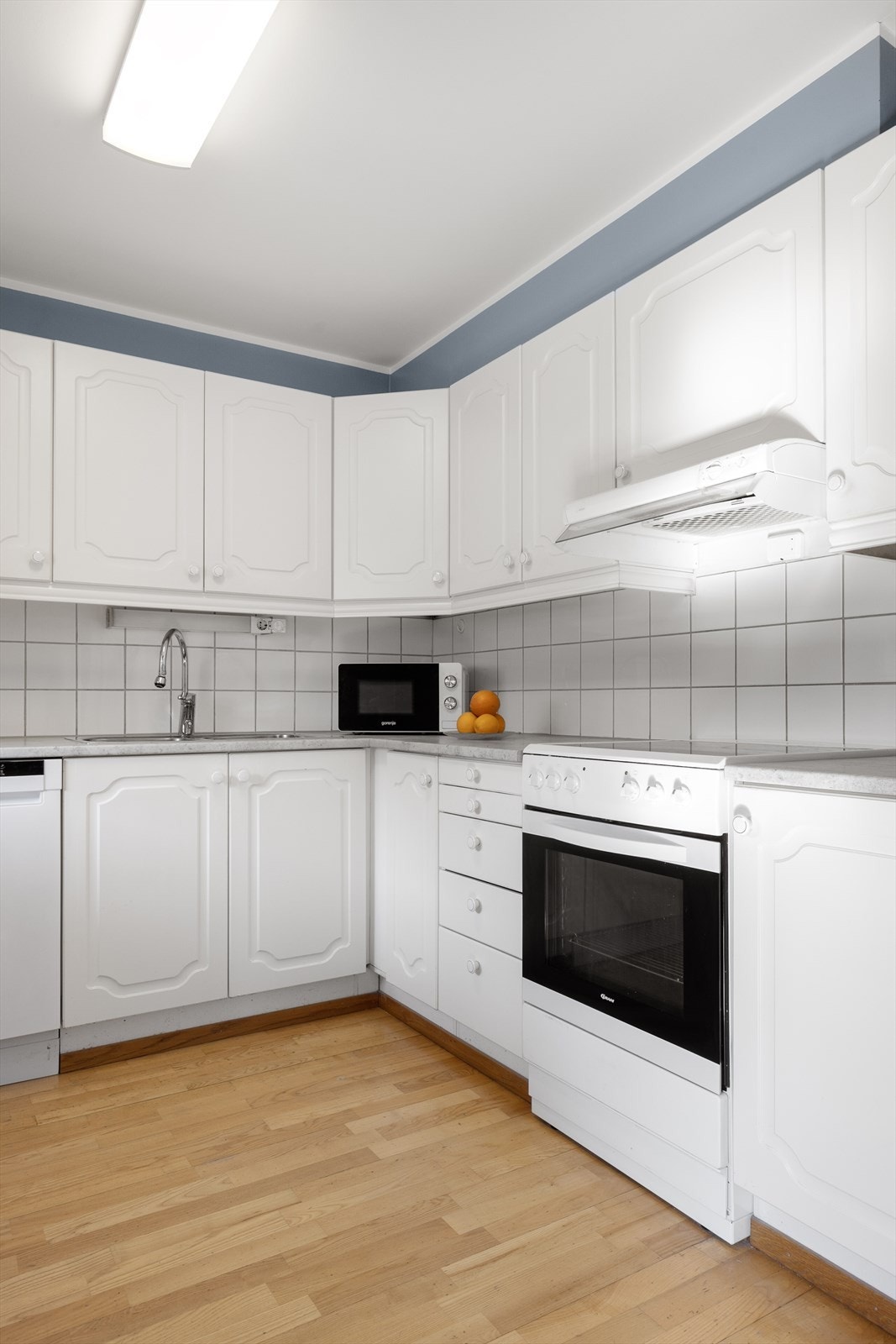 Overflater består av parkett på gulv, malte vegger og malt betong i himling. Ventilator over koketopp med mekanisk avtrekk og med tilknytning til våtrom. Galleribilde