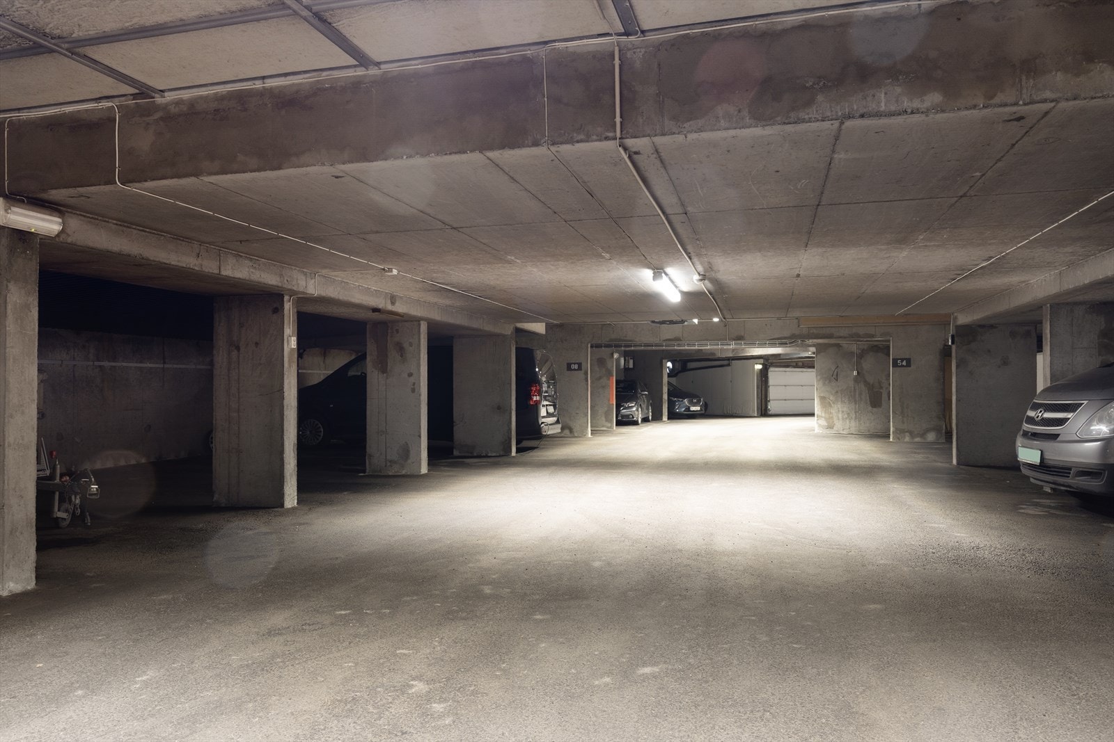 Leiligheten har en parkeringsplass og bod i felles garasjekjeller. Galleribilde