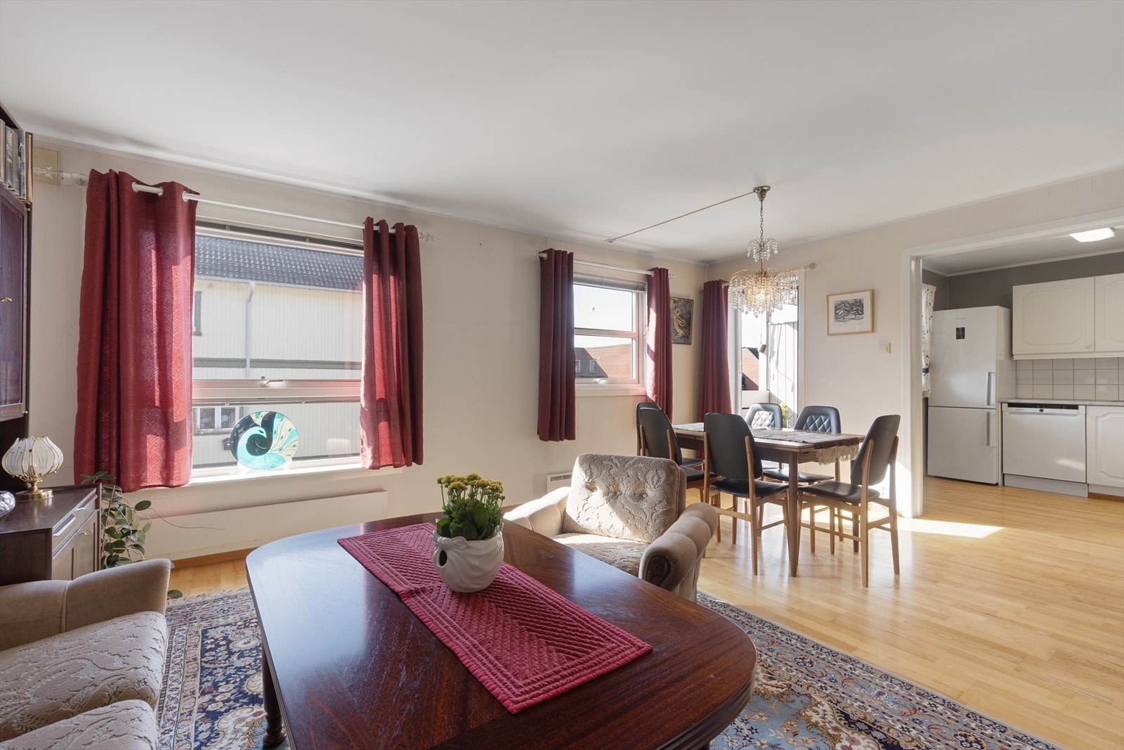 Velkommen inn til lys og trivelig stue med god plass til både spisestue og sofagruppe. Galleribilde