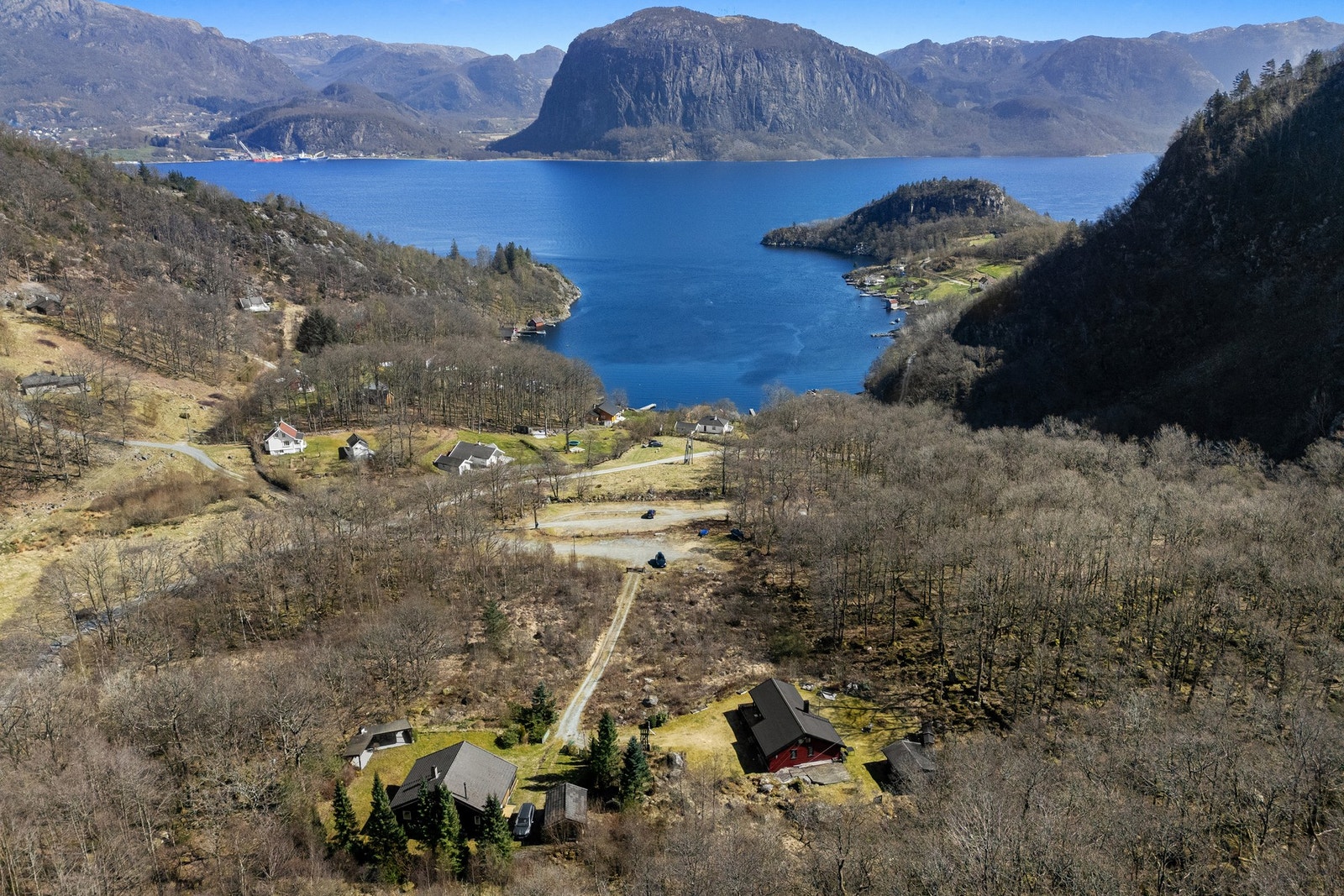 Selvikvågen - hytten ser vi nærmest til venstre her Galleribilde