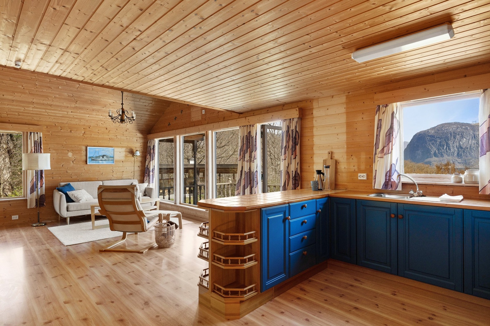 Rikelig med vinduer ut mot fjorden Galleribilde