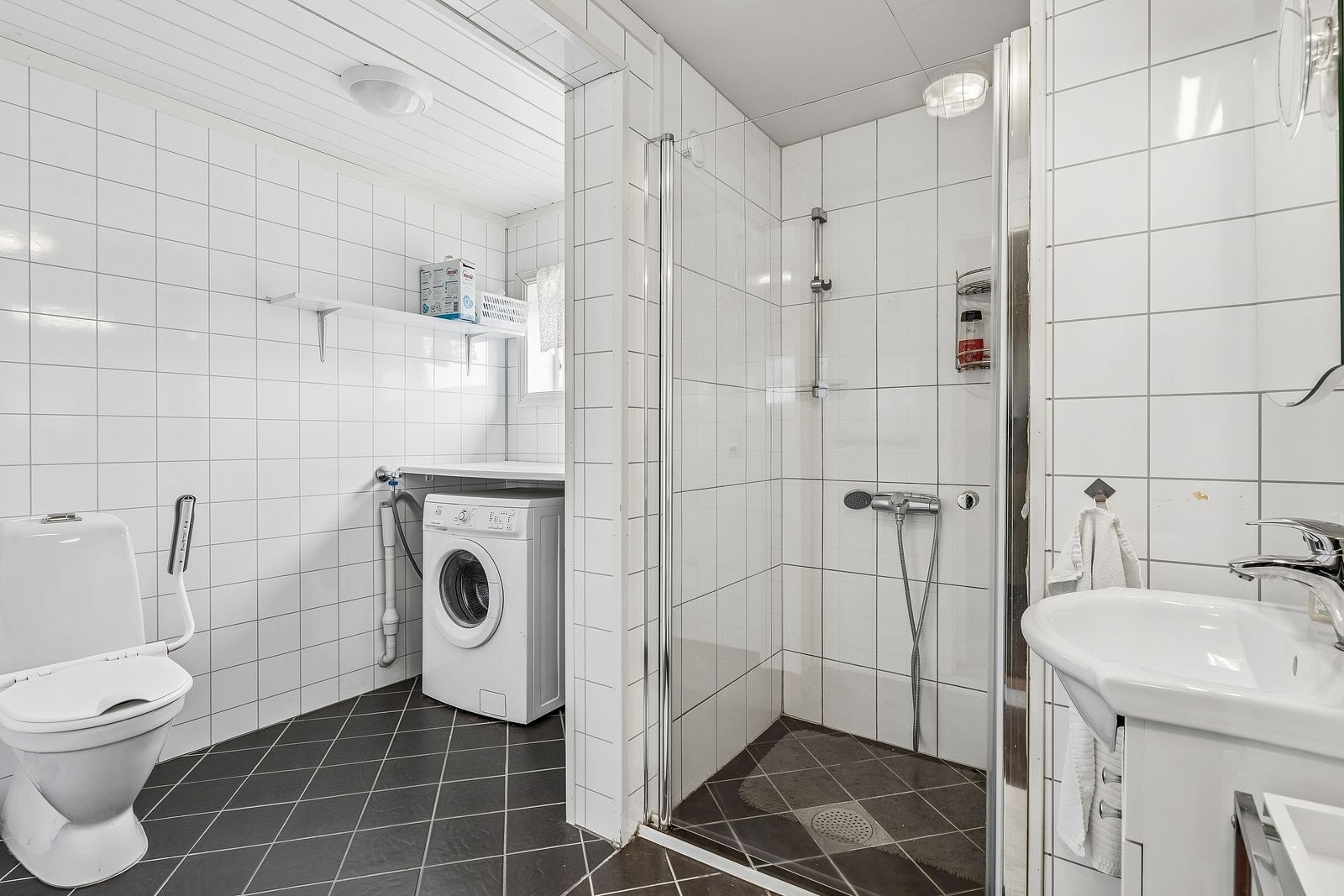 Badet har flislagte gulv med varmekabler, samt baderomsplater på veggene. Det er opplegg for vaskemaskin på baderommet. Galleribilde