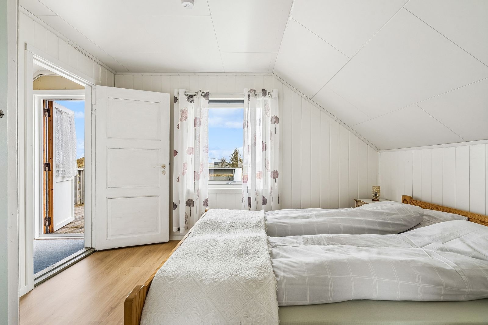 Hovedsoverommet har plass til dobbeltseng og her ligger adkomsten til det ene soverommet. Kun to soverom har adkomst fra gangen. Galleribilde