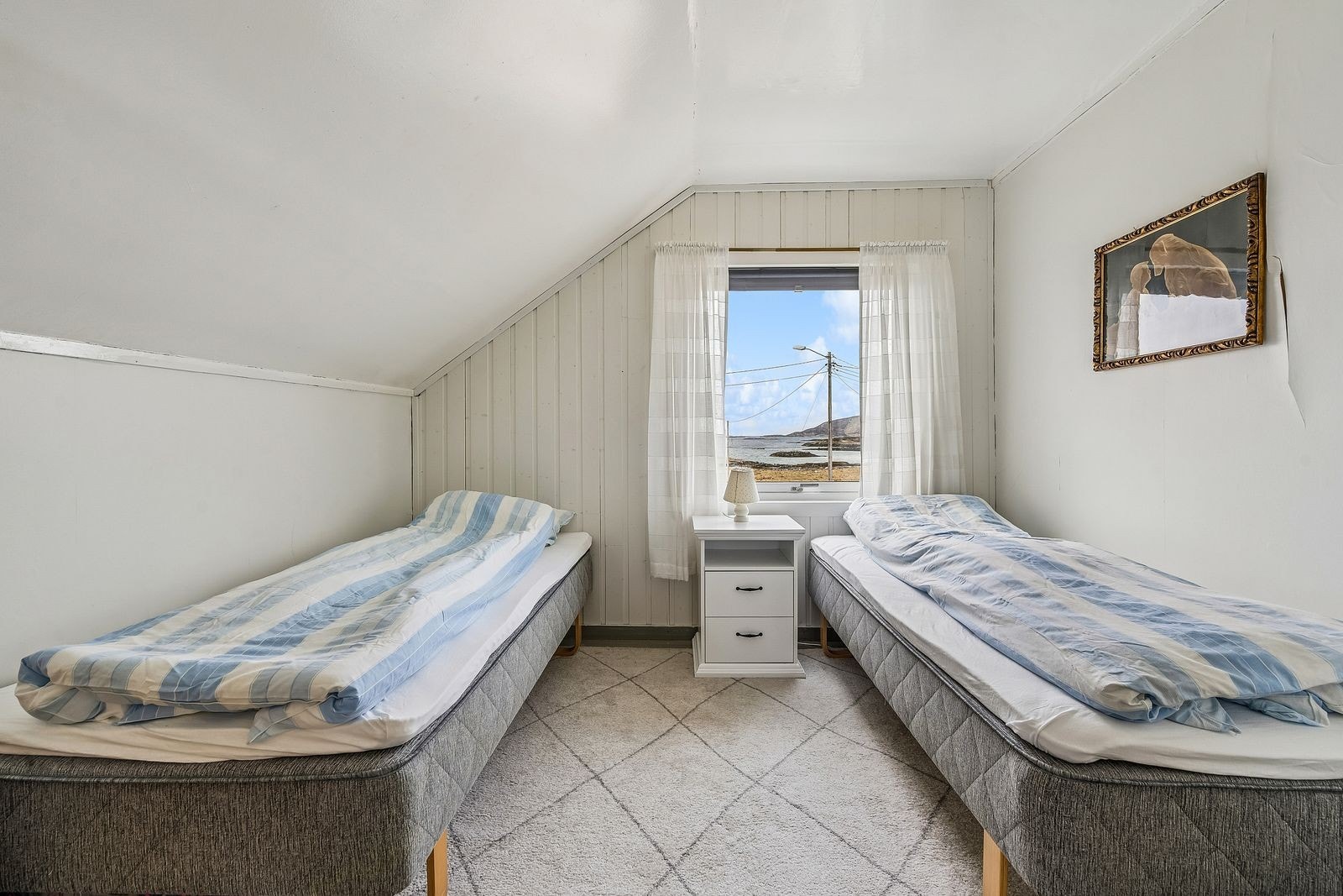 Soverommet har to enkeltsenger og vindu som gir naturlig lys og adkomst fra hovedsoverommet. Galleribilde