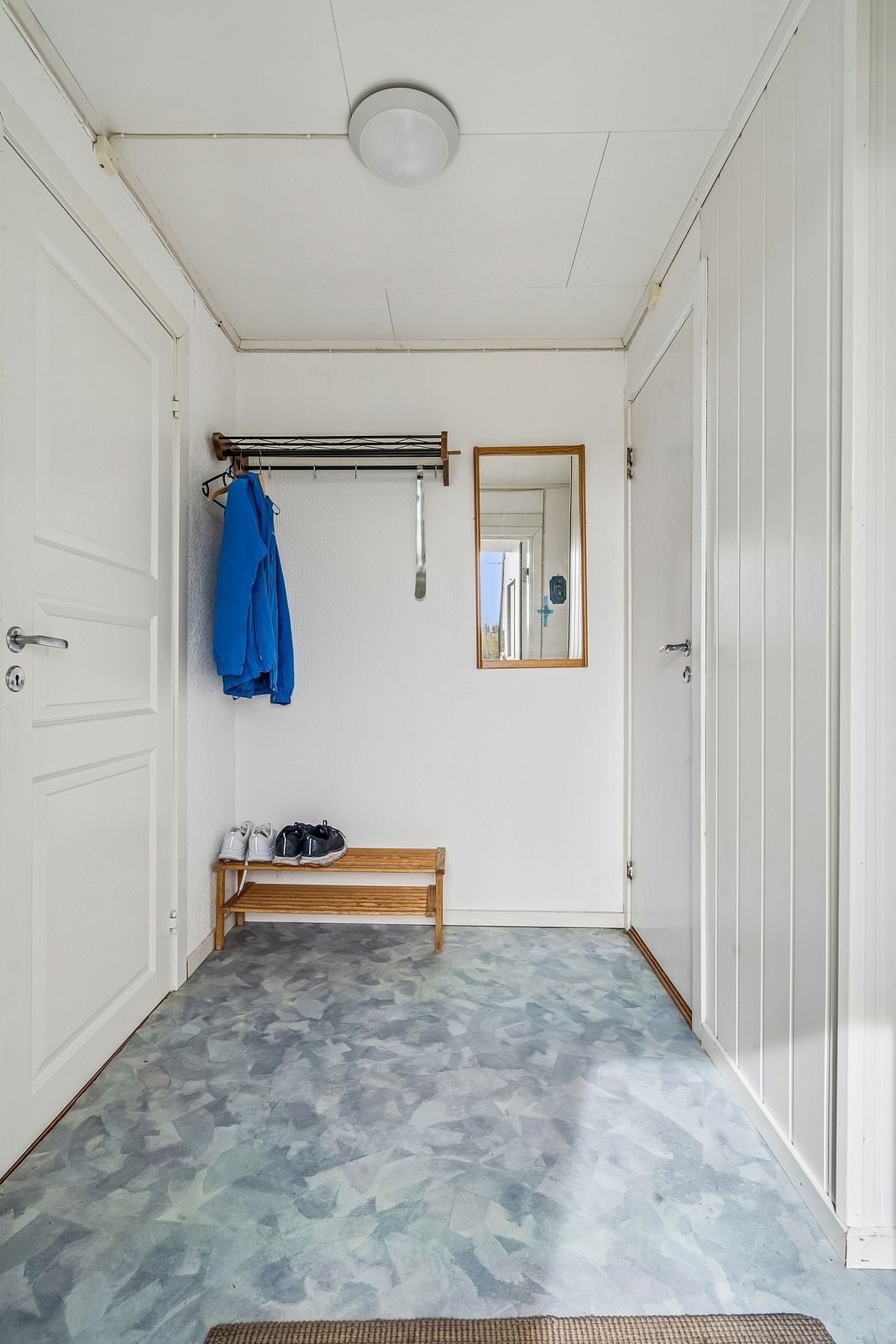 Entréen har gulbelegg og malte veggflater med adkomst til kjøkken og toalettrom. Galleribilde