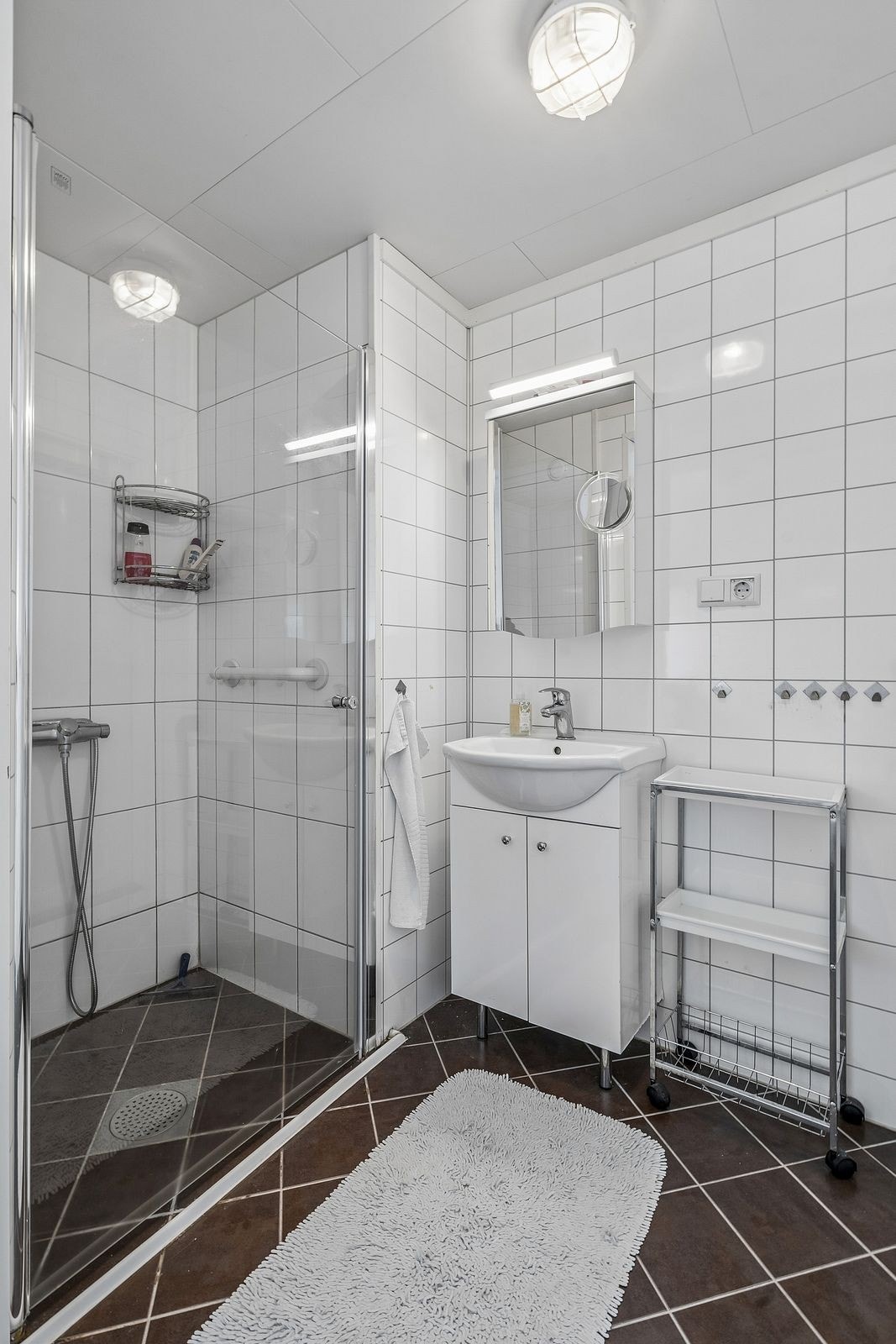 Dusjnisjen er utstyrt med glassvegger, og det finnes servant med skapinnredning. Baderommet er tilbygd først i 1977, deretter utvidet i 2014. Galleribilde