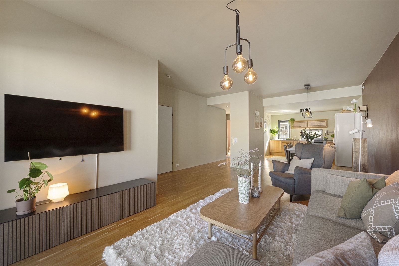 Stuen er romslig og lett å møblere, med god plass til en stor sofagruppe. Galleribilde