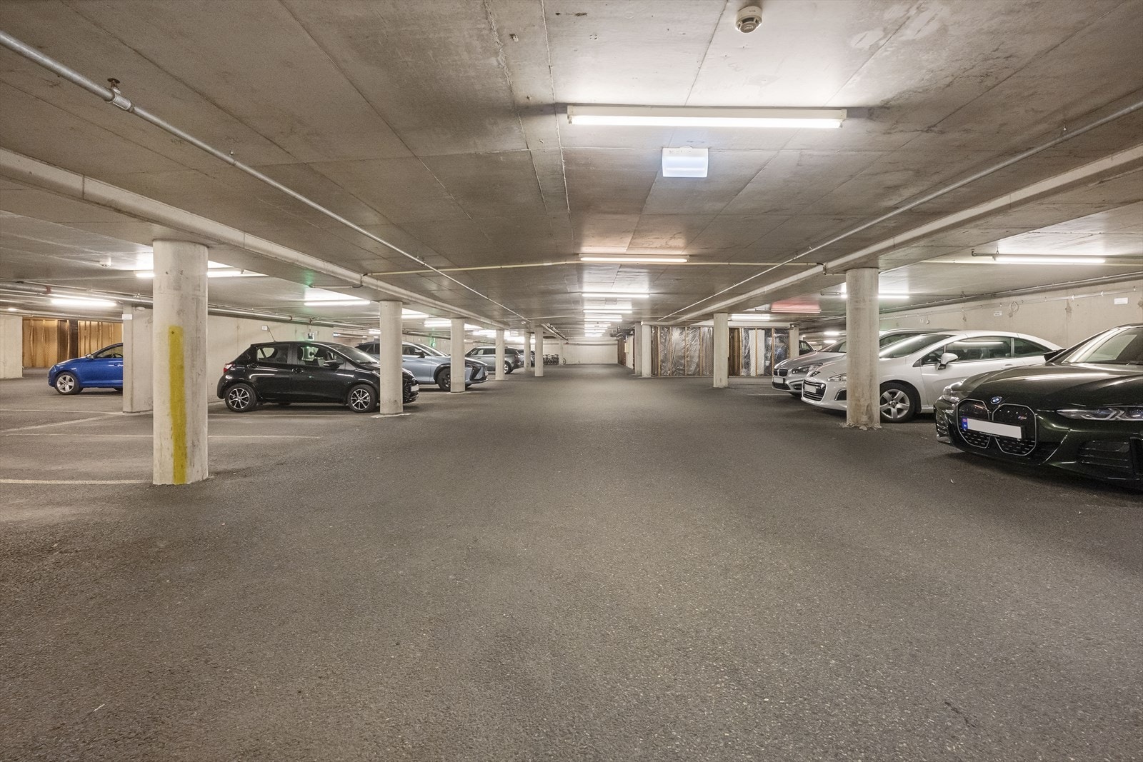 I kjelleren disponerer leiligheten en fast parkeringsplass og en romslig sportsbod på ca. 5 m². Galleribilde