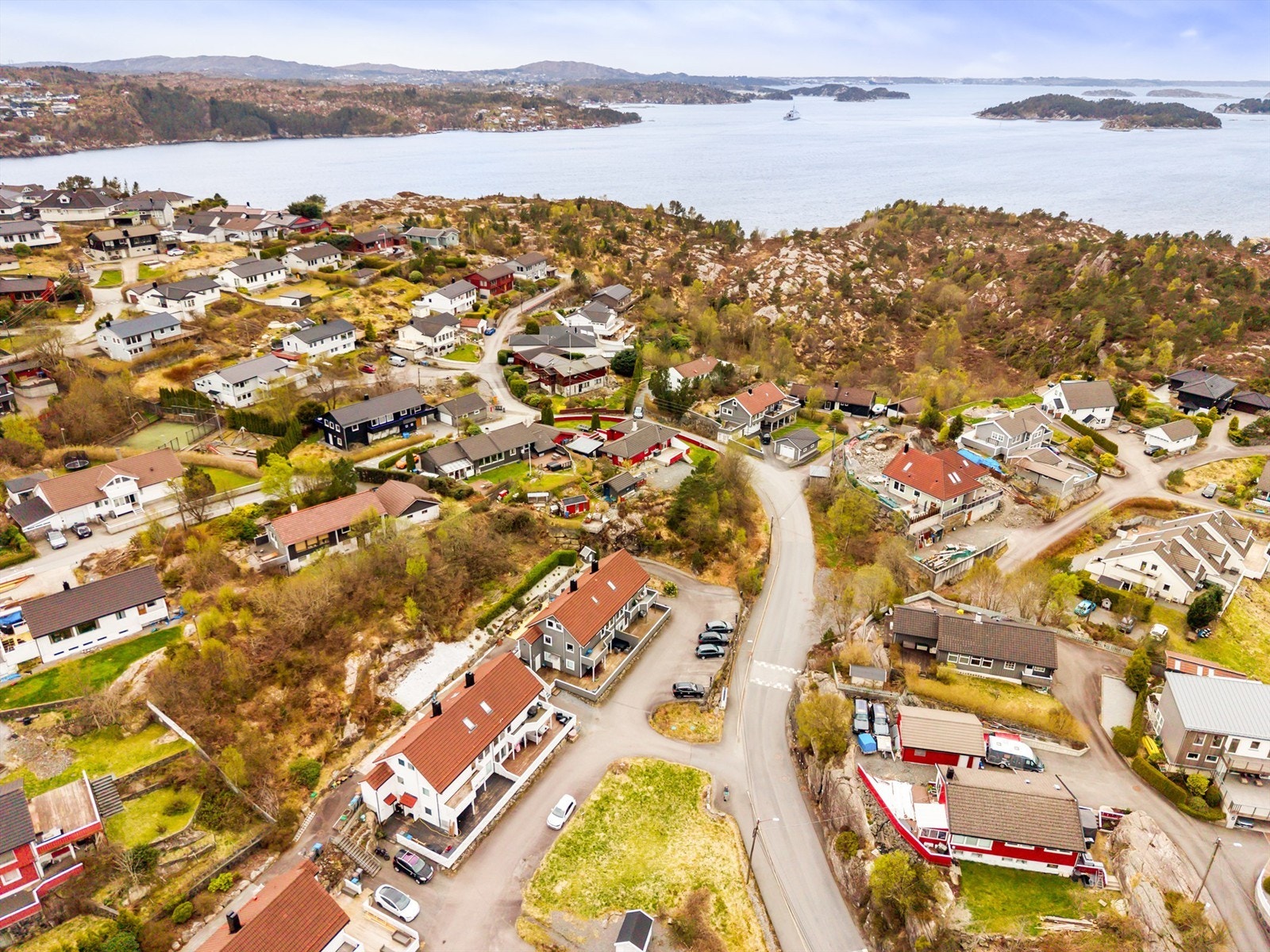 Nærområdet byr på variert turterreng og flere badeplasser, perfekt for en aktiv livsstil. Galleribilde
