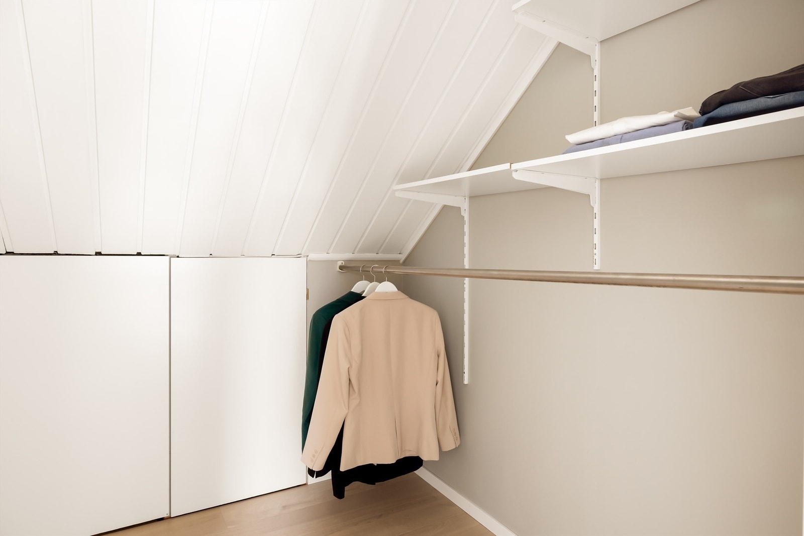 I loftsetasjen finnes også en garderobe/bod på 2,8 m², som gir ytterligere lagringsplass. Galleribilde