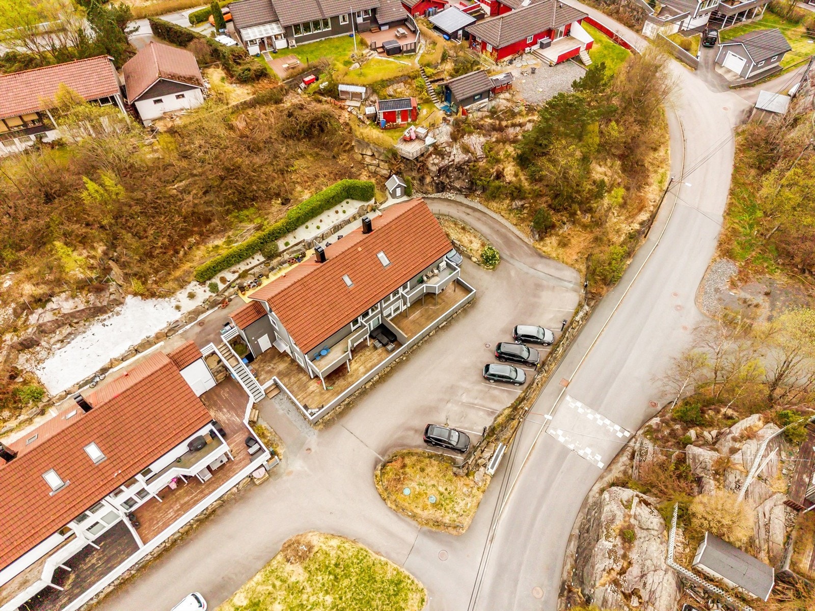 Leiligheten disponerer to faste parkeringsplasser, begge med elbillader. Galleribilde