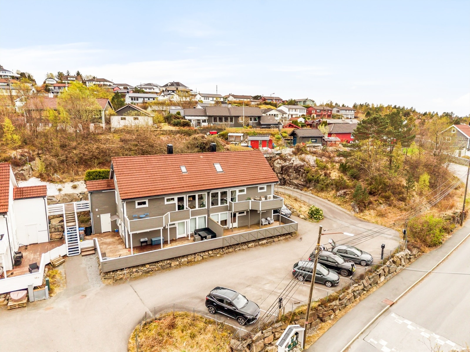 Oversikt over eiendommen og de tilhørende parkeringsplassene. Galleribilde