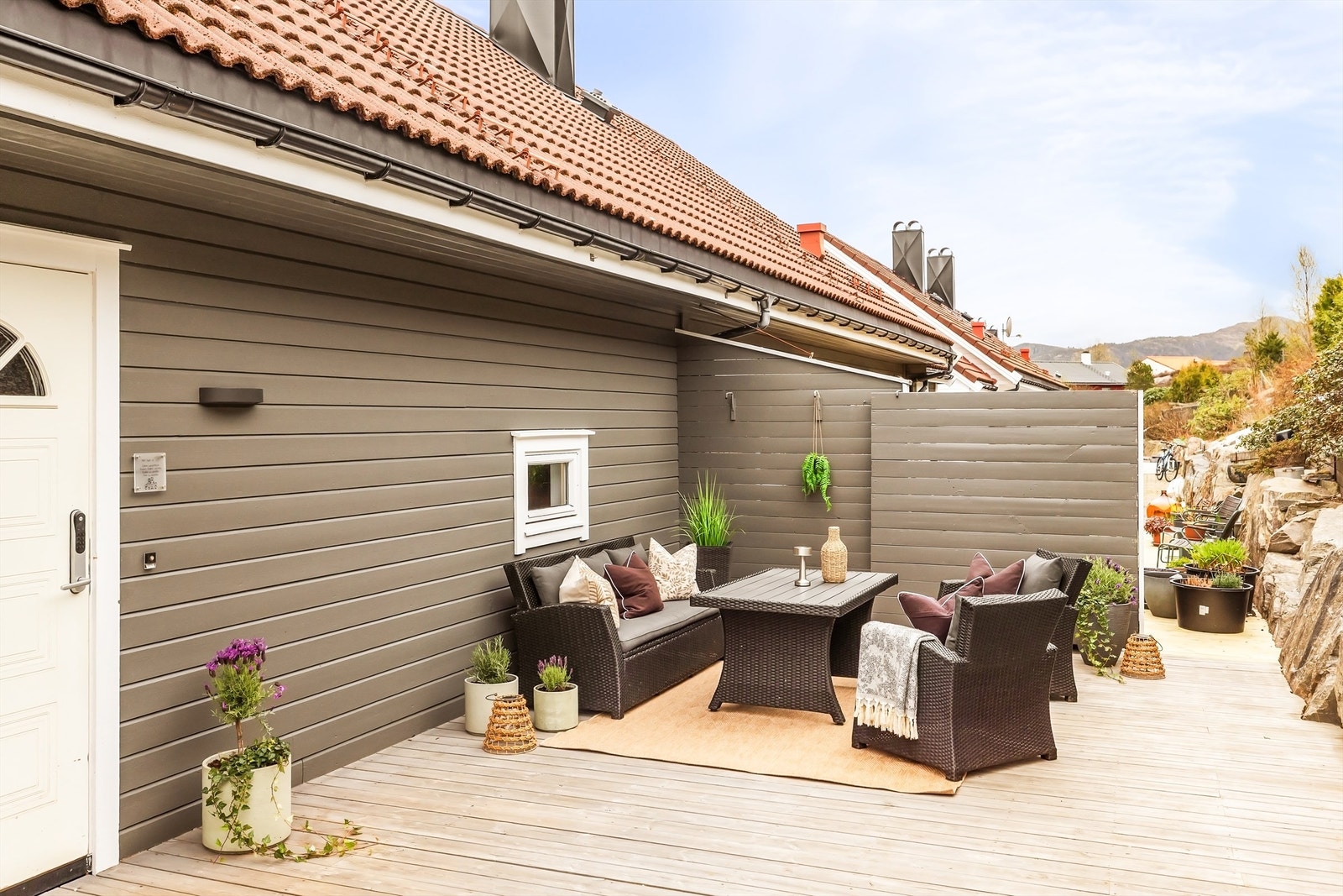 På terrassen er det god plass til flere sittegrupper, grill og beplantning. Galleribilde