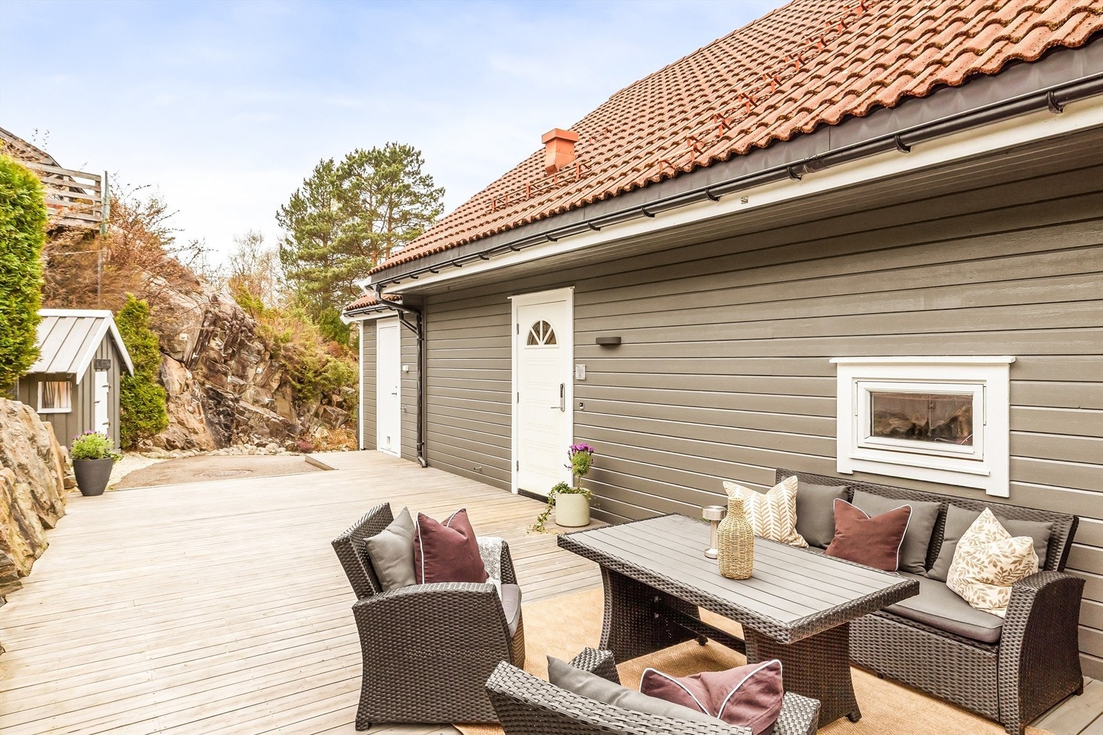Terrassen er delvis skjermet og gir en privat og hyggelig ramme for utelivet. Galleribilde