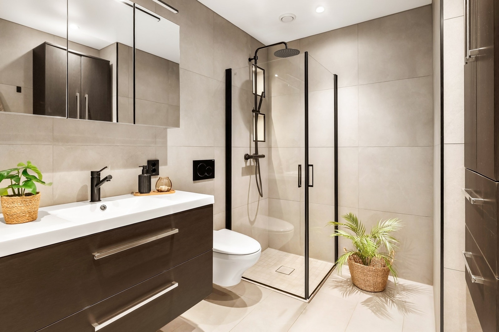 Badet ble total renovert/ nytt i 2019. Flislagt gulv med elektriske varmekabler for god komfort. Galleribilde