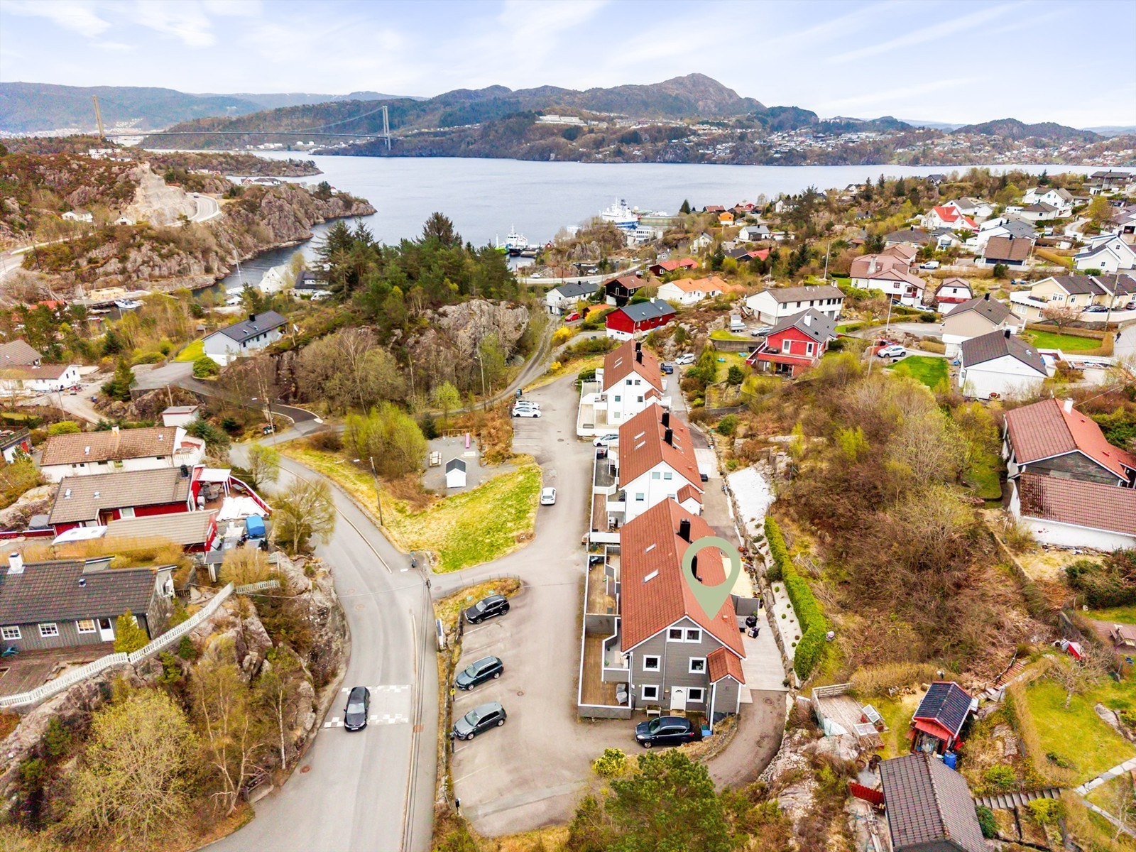 Boligen ligger i et etablert og populært boligområde på Askøy, med nærhet til sjøen. Galleribilde