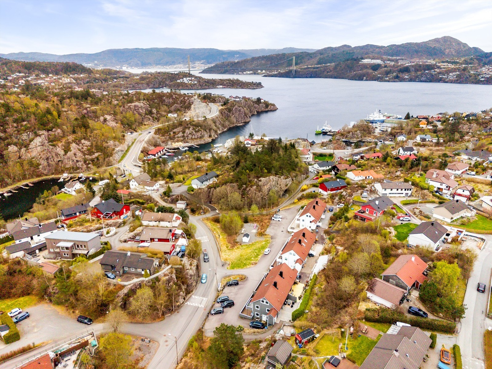 Herfra er det kort vei til både Strusshamn Senter og ALTI Askøy, med et godt utvalg av butikker og servicetilbud. Galleribilde