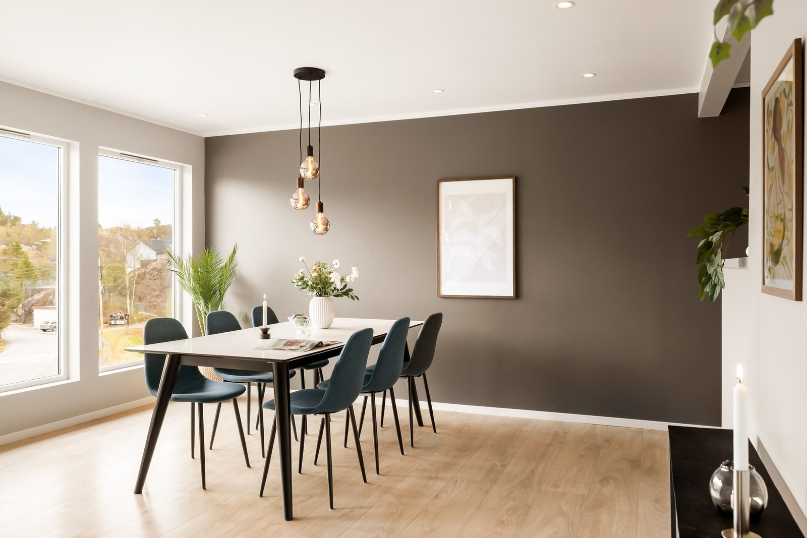 Spisestuen har plass til et langbord for hyggelige sammenkomster med familie og venner. Galleribilde