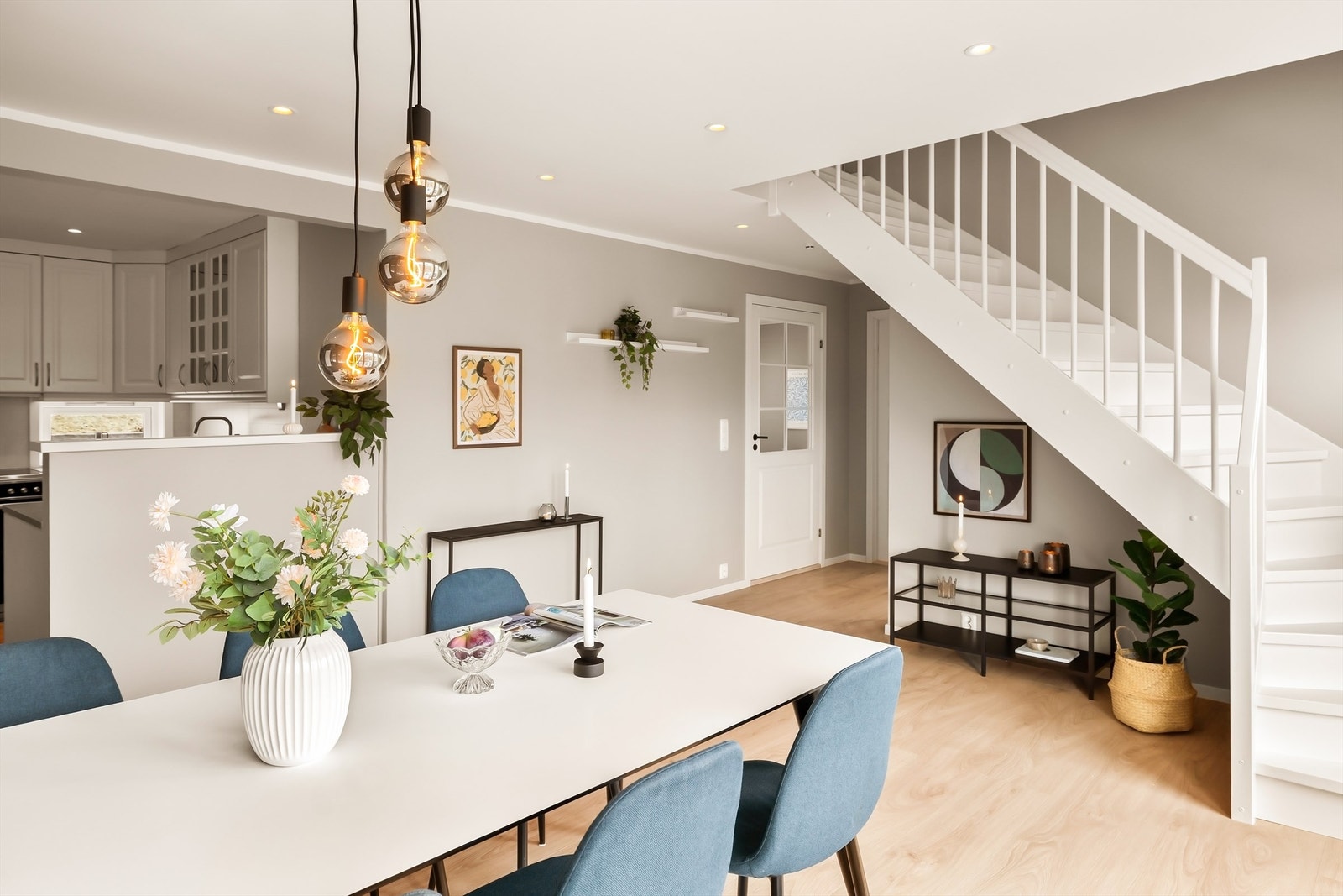 Den malte tretrappen leder opp til loftsetasjen. Galleribilde