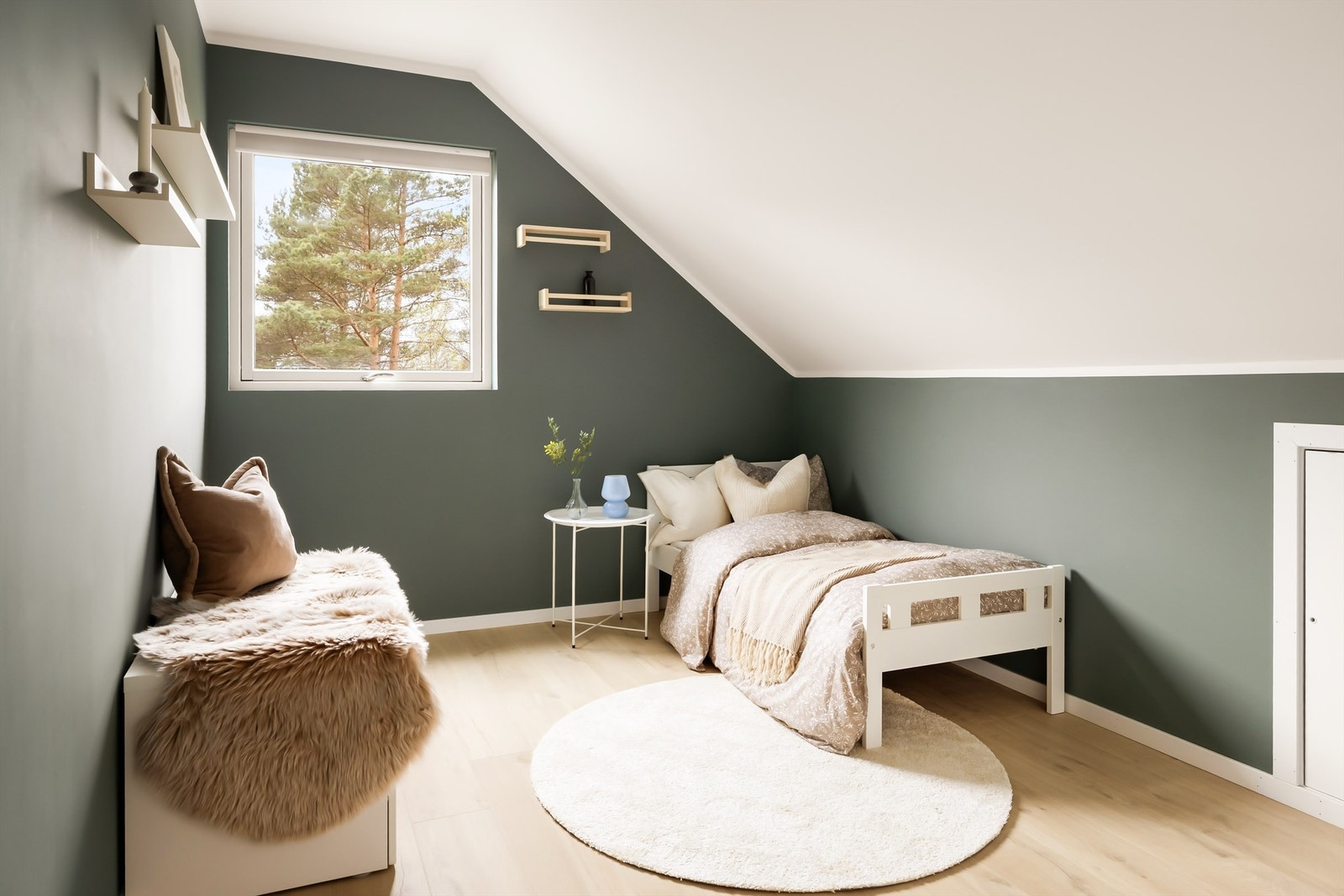 Et av de tre soverommene i loftsetasjen. Rommene har en god størrelse på henholdsvis 15,2 m², 9 m² og 9 m². Galleribilde