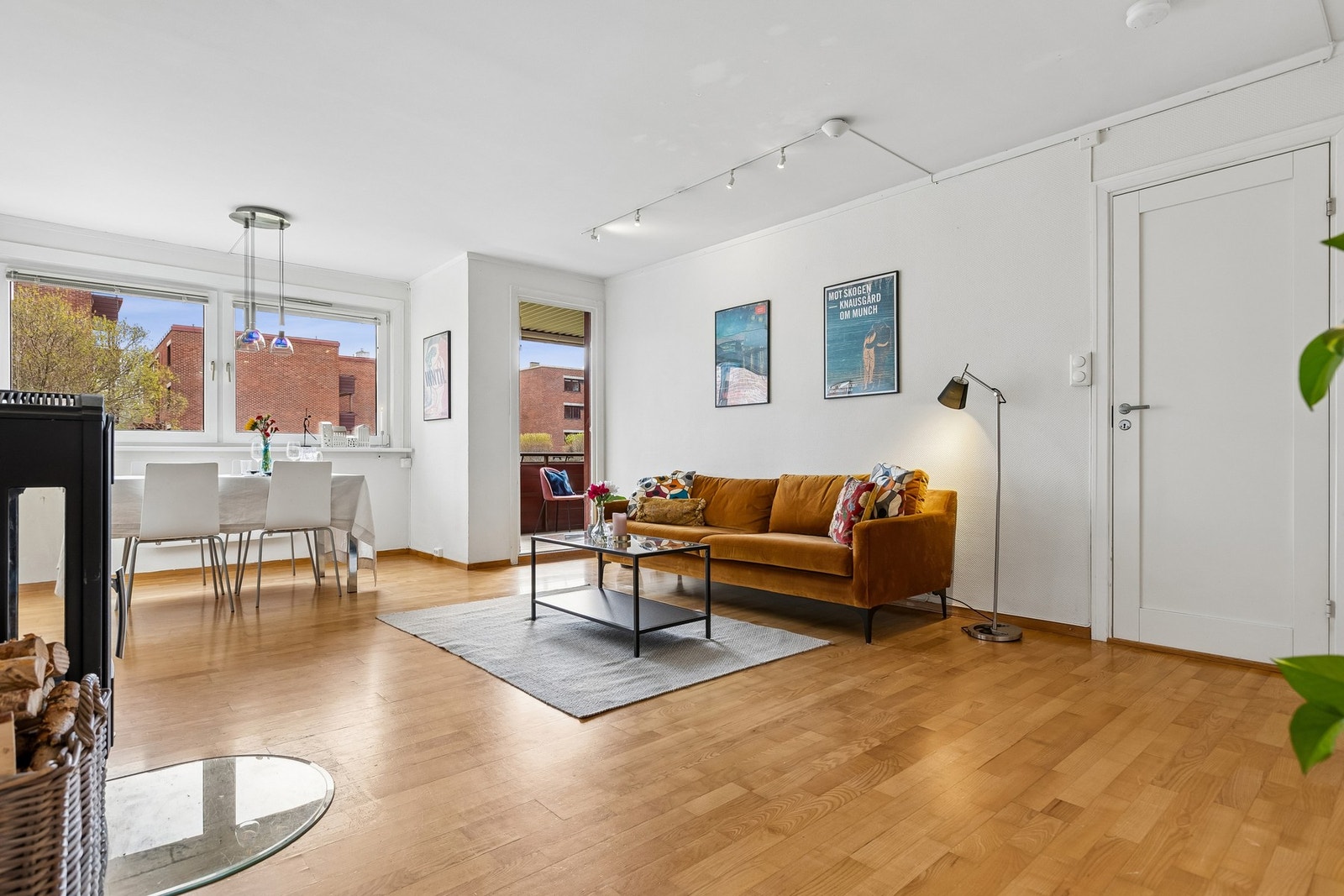 Leiligheten har en gjennomlys og trivelig stue på 25m². Galleribilde