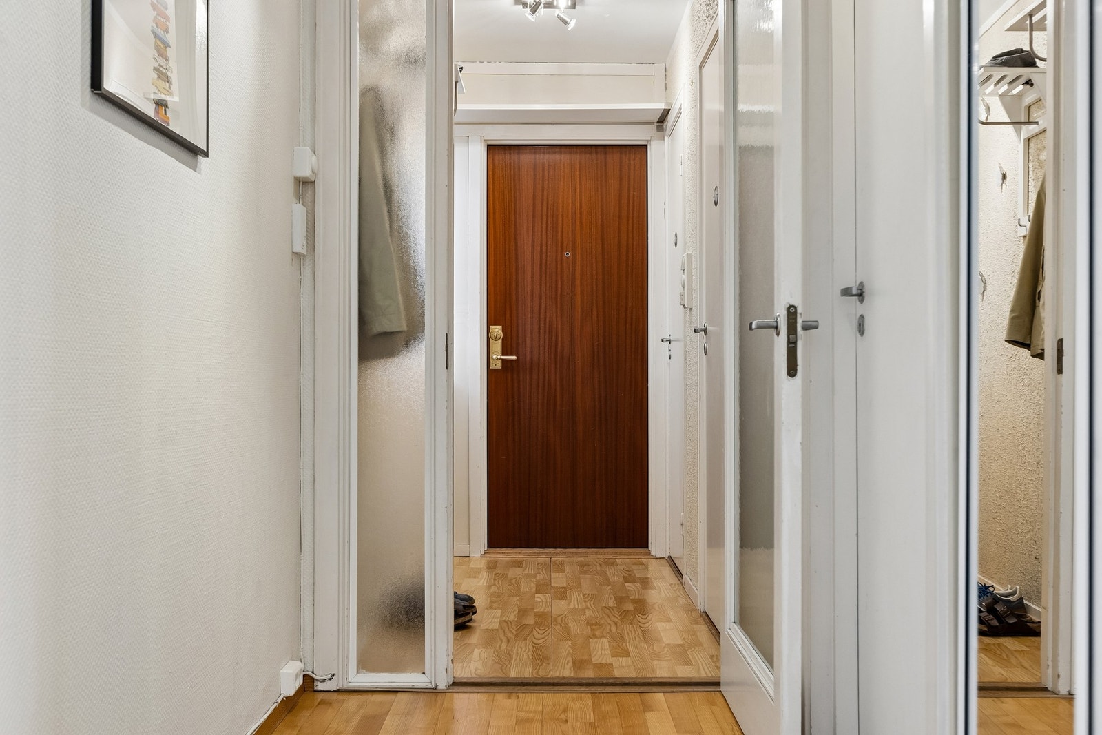 Innbydende inngangsparti med god plass til å henge fra seg sko og yttertøy. I tillegg er det rikelig med lagringsplass i 2 boder i kjelleren. Galleribilde