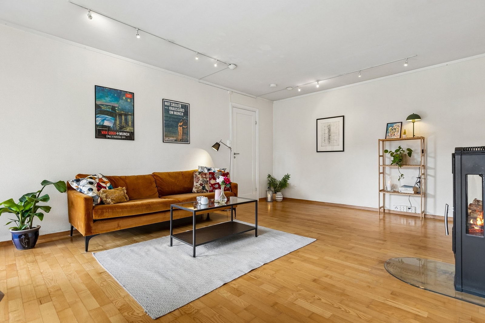 På stuen er det god plass til flere sittegrupper, stue- spise- og TV-bord. Galleribilde