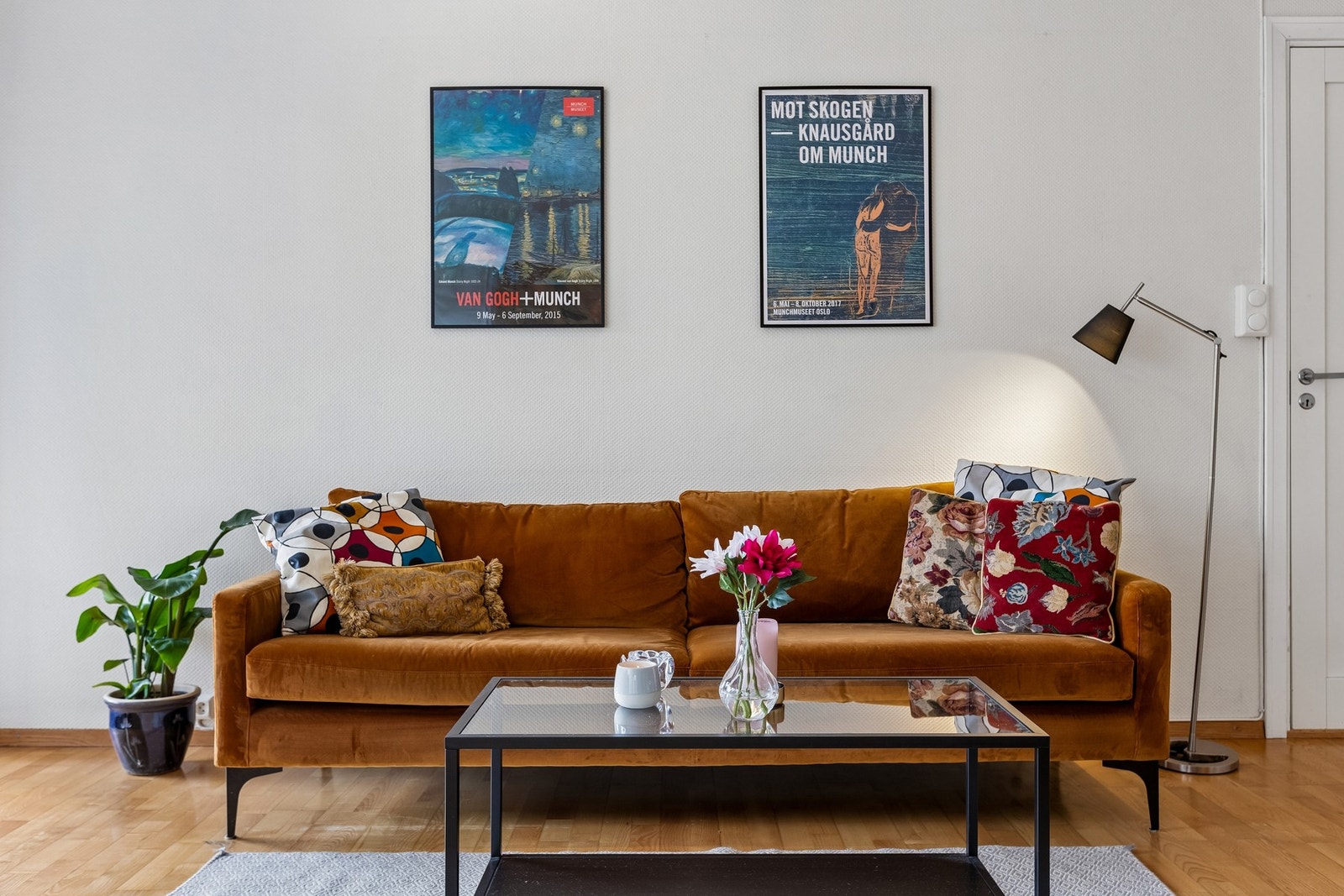 Husleien inkluderer kabel-tv/internett, trappevask, kommunale avgifter, vaktmestertjenester, bygningsforsikring, renter og avdrag på fellesgjeld, felles vedlikehold. Galleribilde