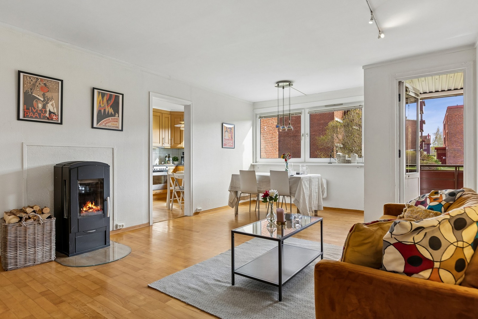 Store vindusflater som slipper inn rikelig med naturlig lys, noe som bidrar til en behagelig atmosfære. Galleribilde