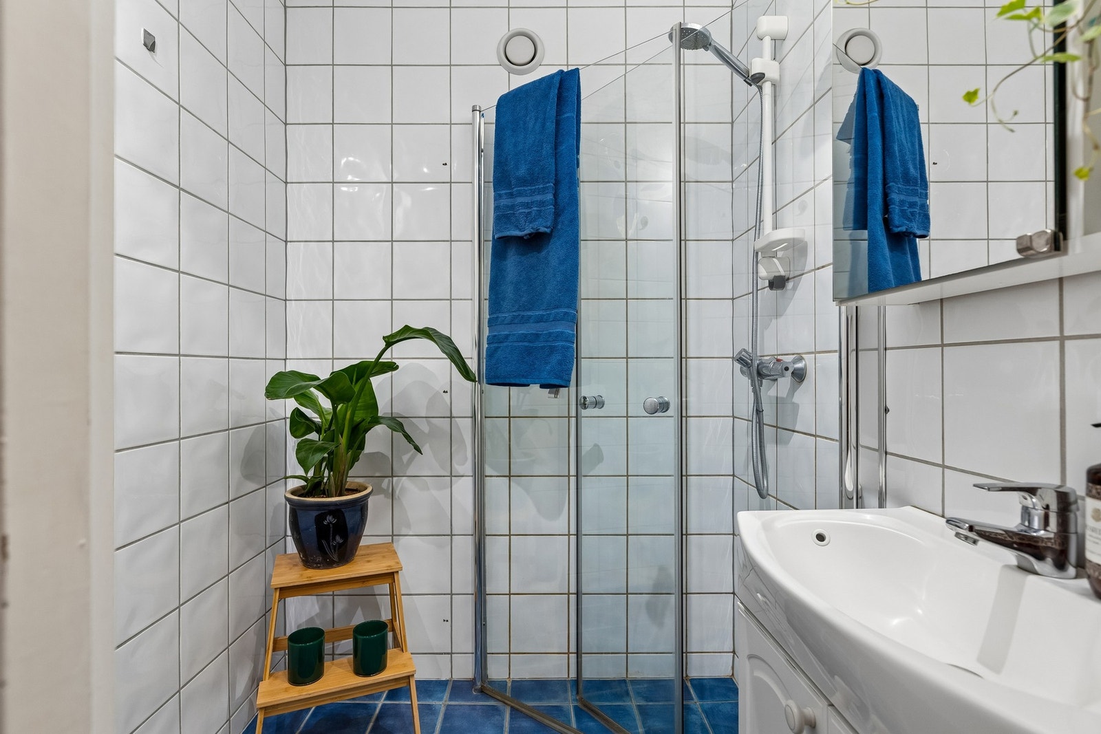 Flislagt bad på 2,3m² med alt en trenger. Galleribilde