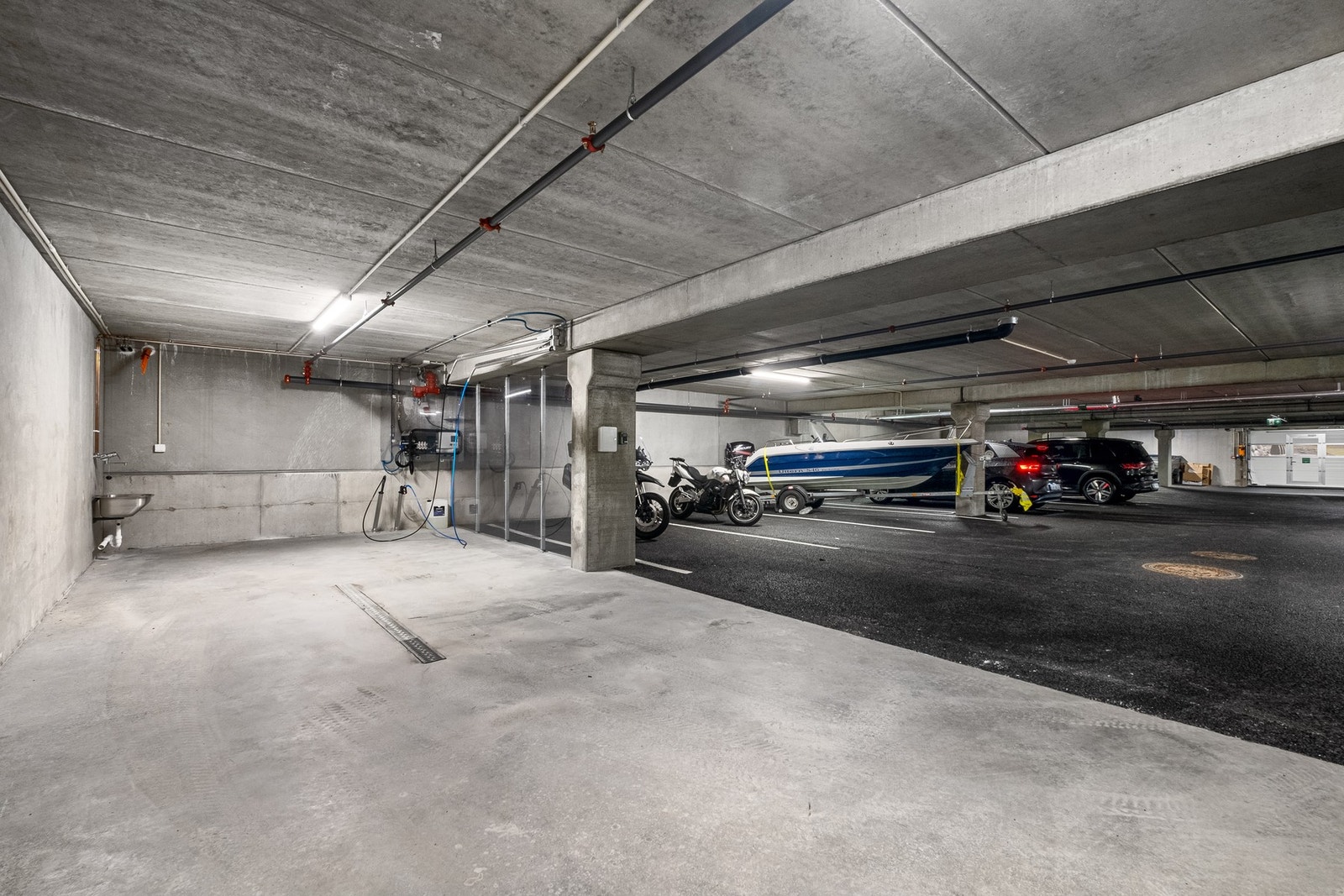 Vaskeplass dedikert til beboerne med parkering Galleribilde