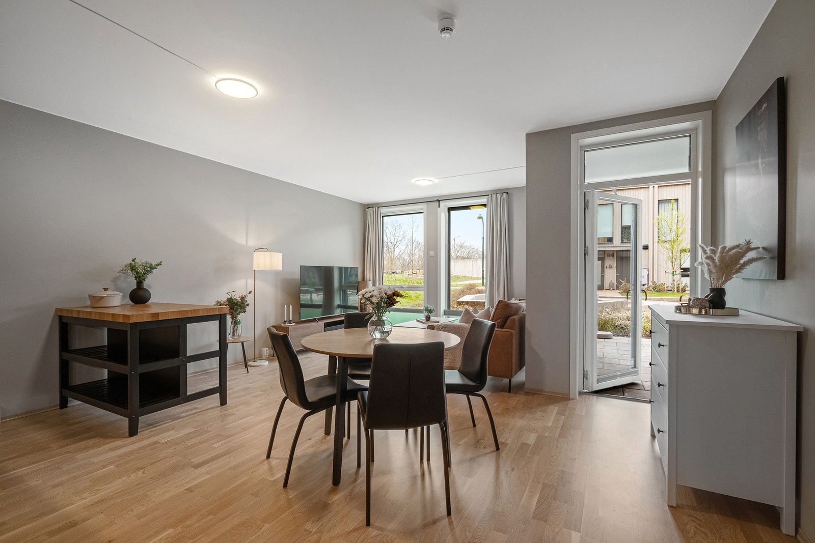 1 etasje med utgang til terrasse mot sør Galleribilde