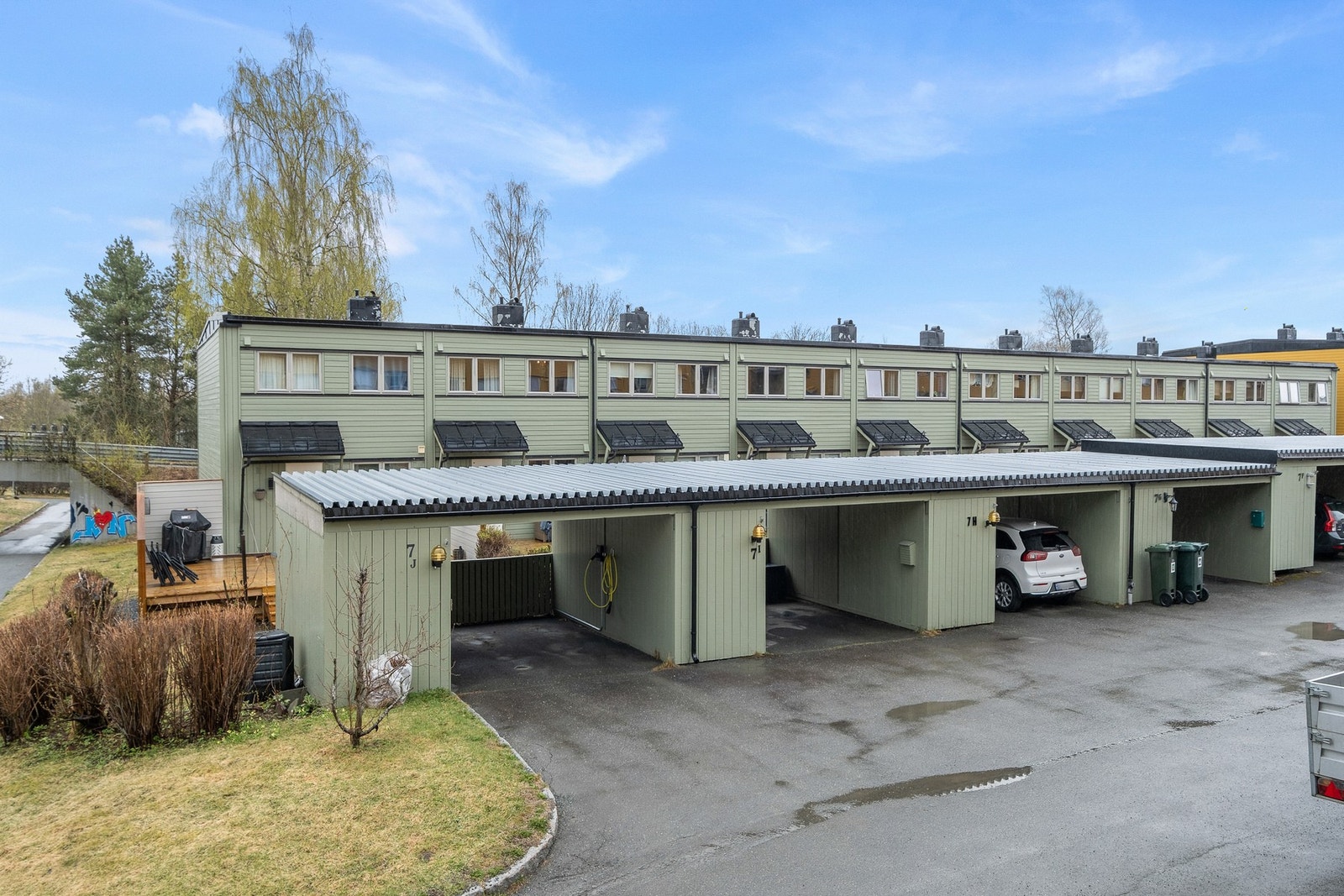 Inngangsparti med carport og sportsbod Galleribilde