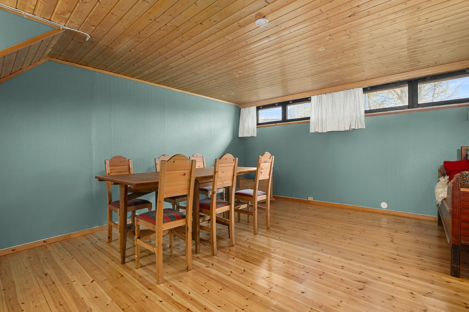 Her er det rikelig med plass til ønsket møblement. Til info så er ikke dette rommet godkjent som rom til varig opphold. Galleribilde