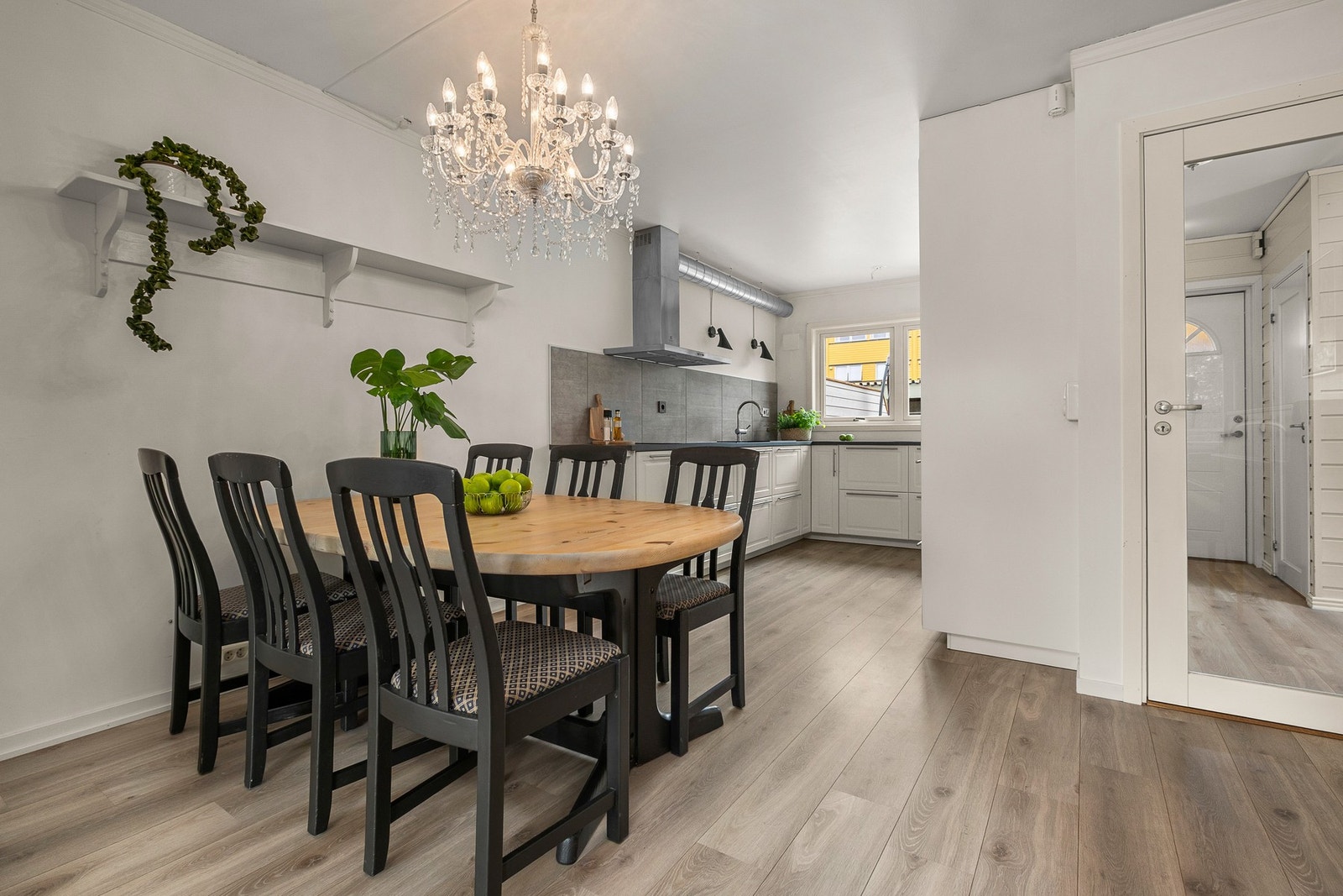 God plass til spisebord for sosiale sammenkomster. Galleribilde