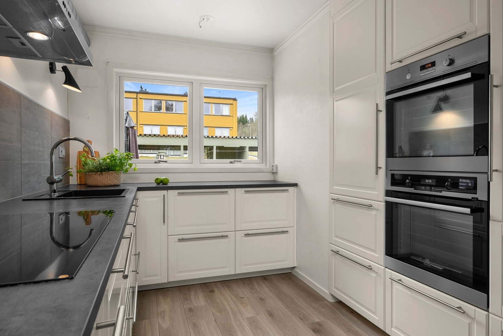 Alle hvitevarer er integrert i innredningen. Det er etablert 2 komfyrer, 1 kombiskap og 1 fryseskap i innredningen. Galleribilde