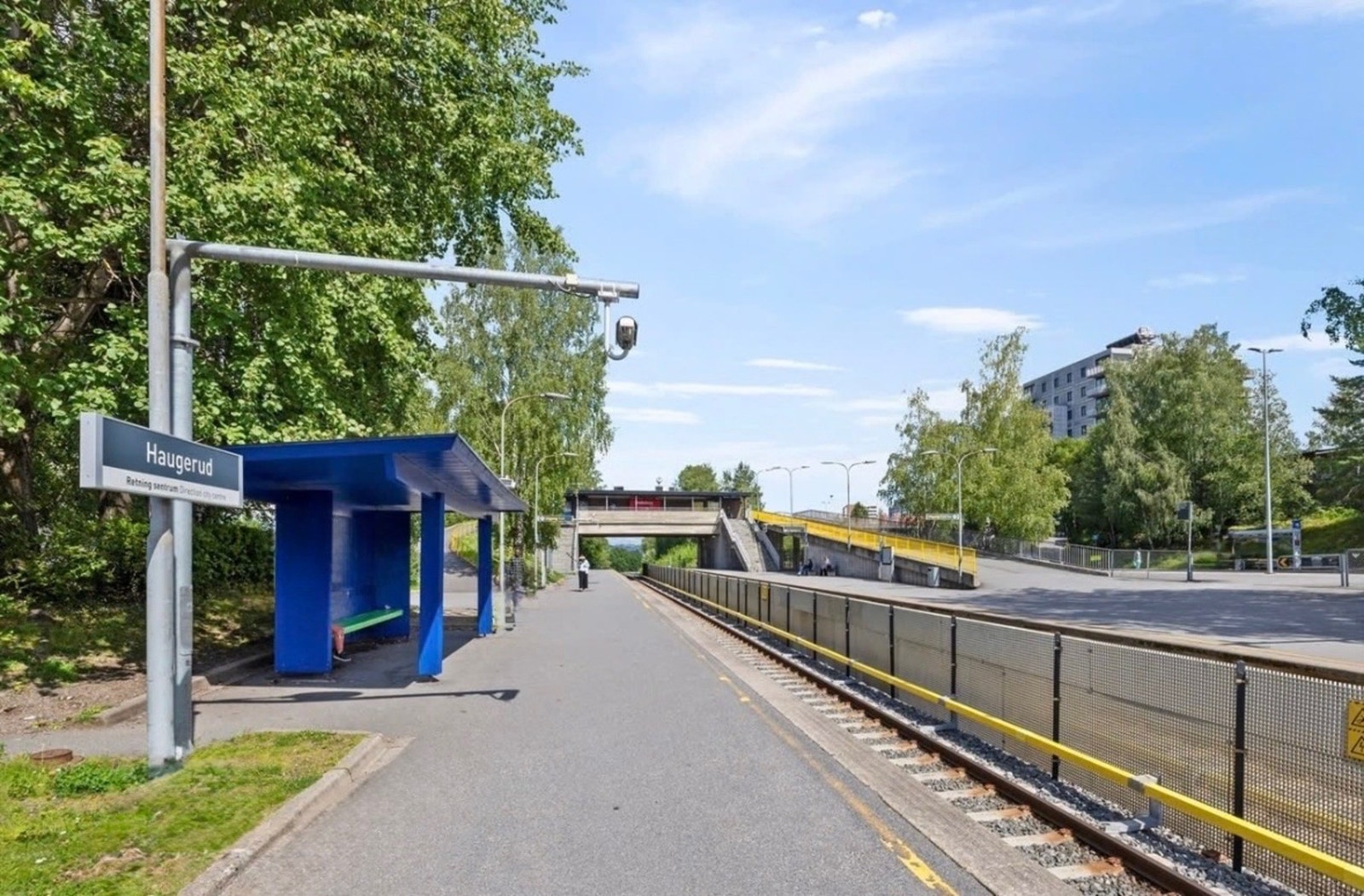 Fra Haugerud T-bane går linje 2 med ca. 16 minutters reisetid til sentrum. Her finner du også buss nr. 25, 69 og 79, samt direktebuss til Gardermoen. Haugerud senter ligger på andre siden av veien. Galleribilde