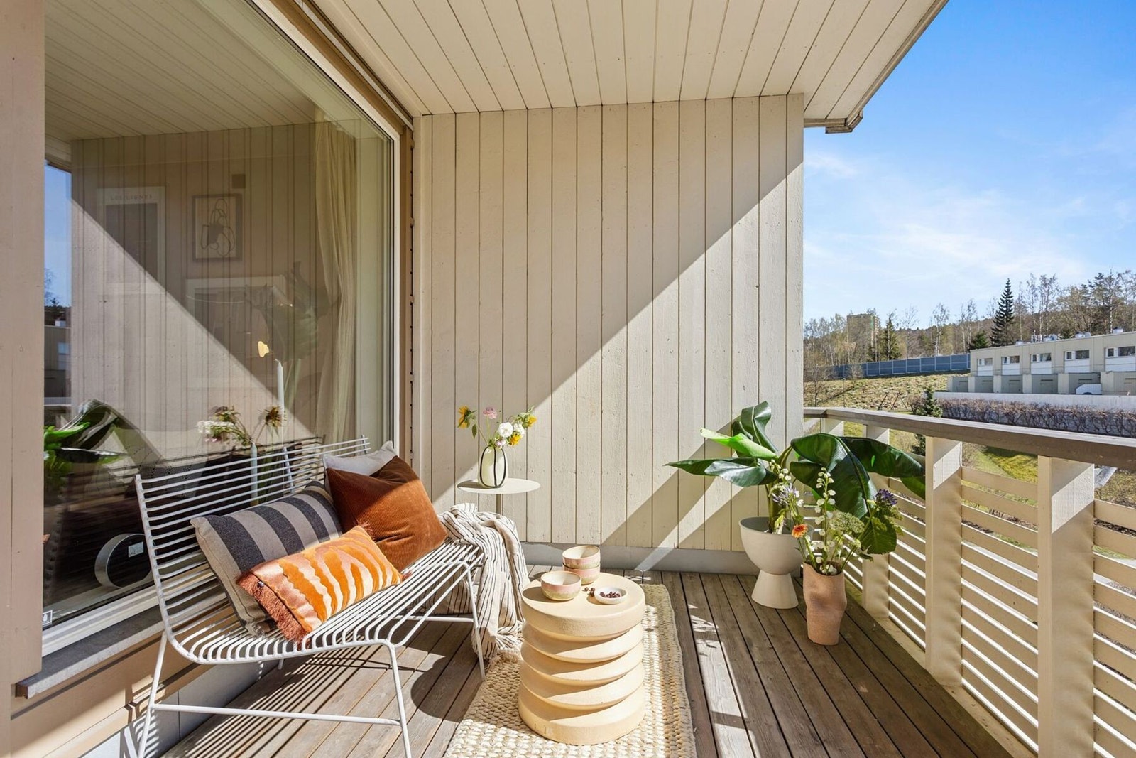 Balkongen er på 8 kvm og fungerer som en herlig forlengelse av stuen sommerstid. Med sin orientering mot sør byr den på gode solforhold hvor du kan følge solen fra morgenen og utover ettermiddagen. Galleribilde