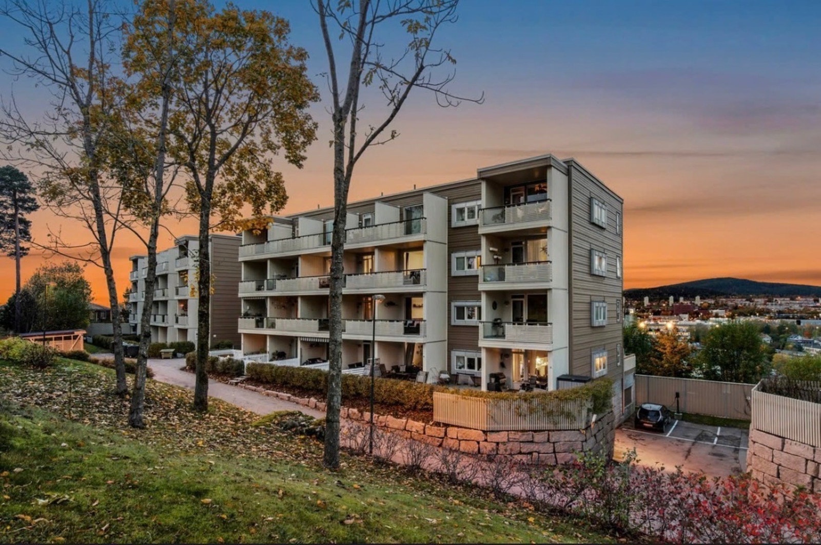 Borettslaget har gjesteparkering, samt 4 ladeplasser ved nedkjøringen til garasjen mellom nr. 80 og 82, som kan benyttes av beboere mot betaling. Galleribilde
