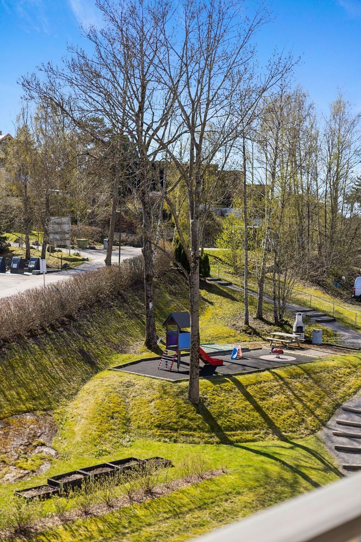 Borettslagets uteområder er pent opparbeidet med store grøntarealer, naturtomt, plen og trær, samt benker og lekestativer for barna. Galleribilde