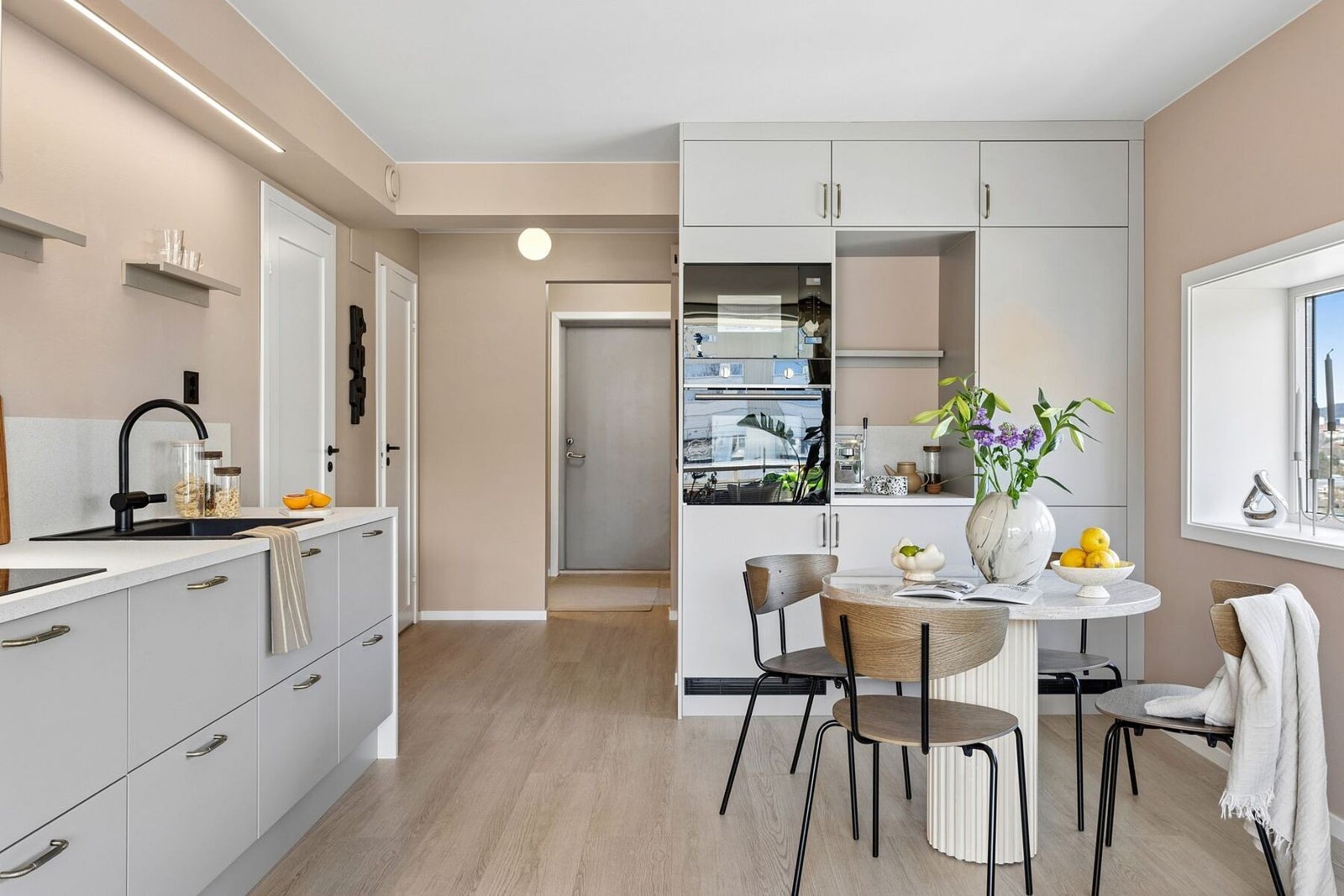 Kjøkkenet har også en dedikert kaffestasjon, elegant innpasset i kjøkkenets design. Samtlige hvitevarer er integrert og nye i 2026. Galleribilde