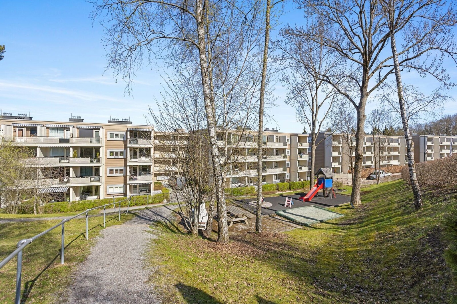Via hyggelige gangveier gjennom boligområdet er det kun ca. 5 minutters gange til Haugerud senter med dagligvare, treningssenter, kollektivtransport (buss og T-bane), samt skoler og barnehager. Galleribilde
