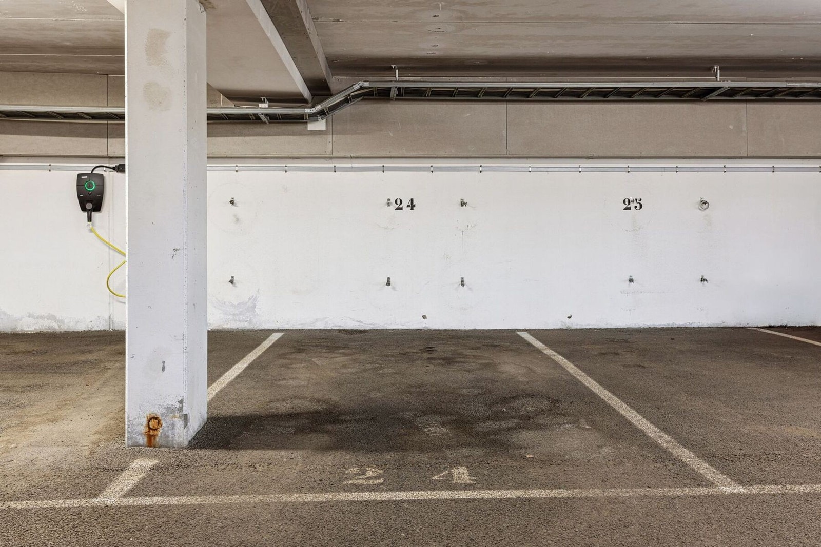 Med boligen følger egen garasjeplass, nr. 24, i felles garasjeanlegg under bygget. Herfra er det enkel adkomst til felles oppgang med heis, samt mulighet for etablering av elbillader. Galleribilde