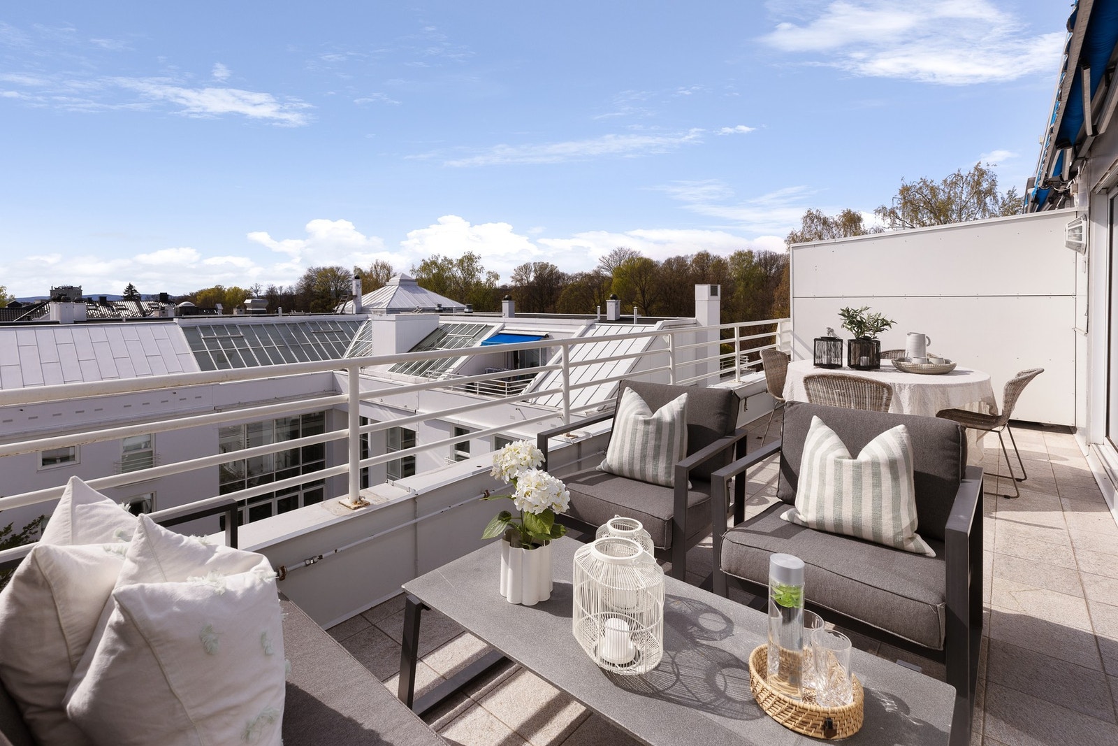 Terrassen er på hele 17 m2 med ypperlige solforhold på sommerstid, og en skjermet beliggenhet. Galleribilde